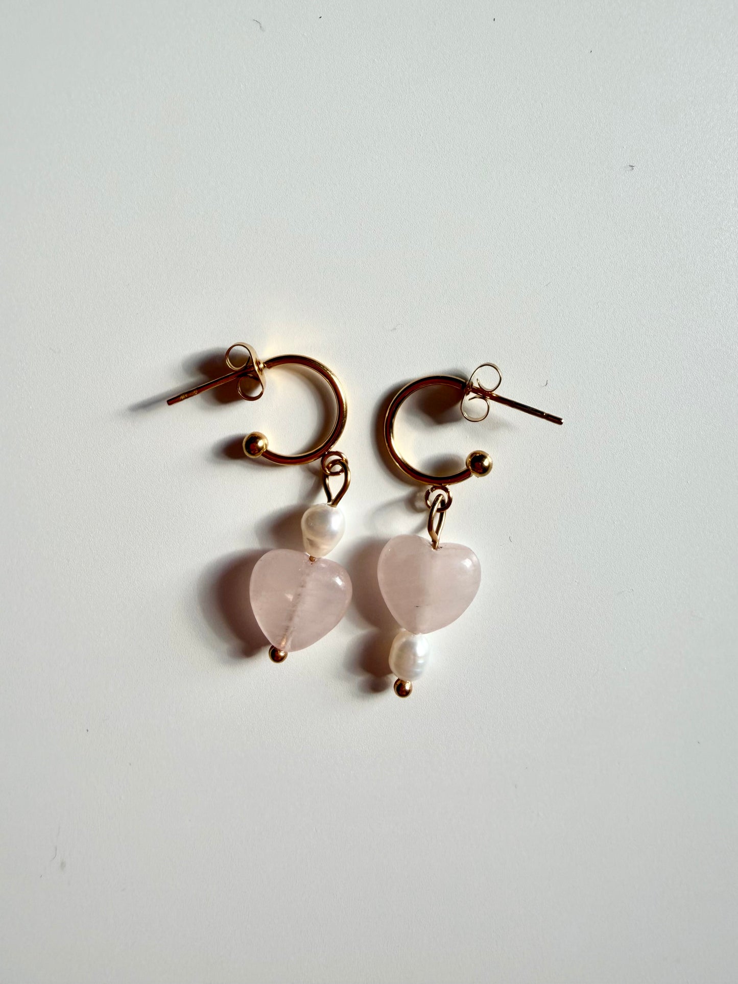 Rosa Heart – Rosenquarz Herz Ohrringe mit Süßwasserperlen – handgefertigt