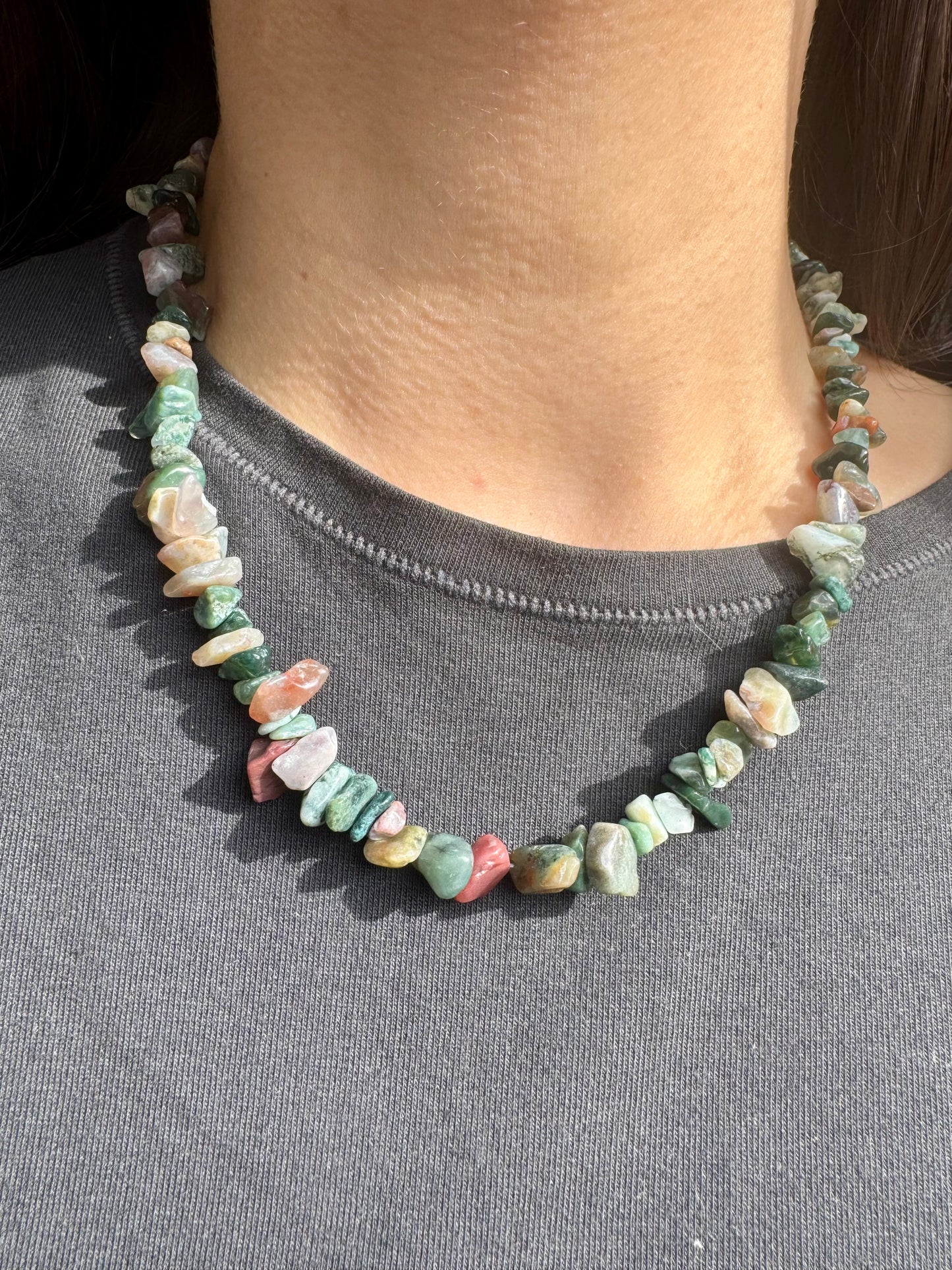 Gemstone chip necklace made of Indian agate beads with baroque pearl & gold-colored ring clasp – handmade