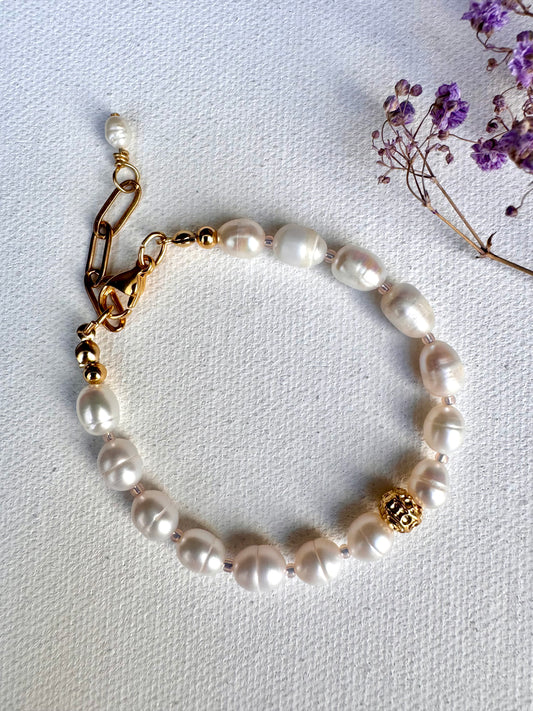 Perlenarmband mit Süßwasserperlen & goldener Akzentperle