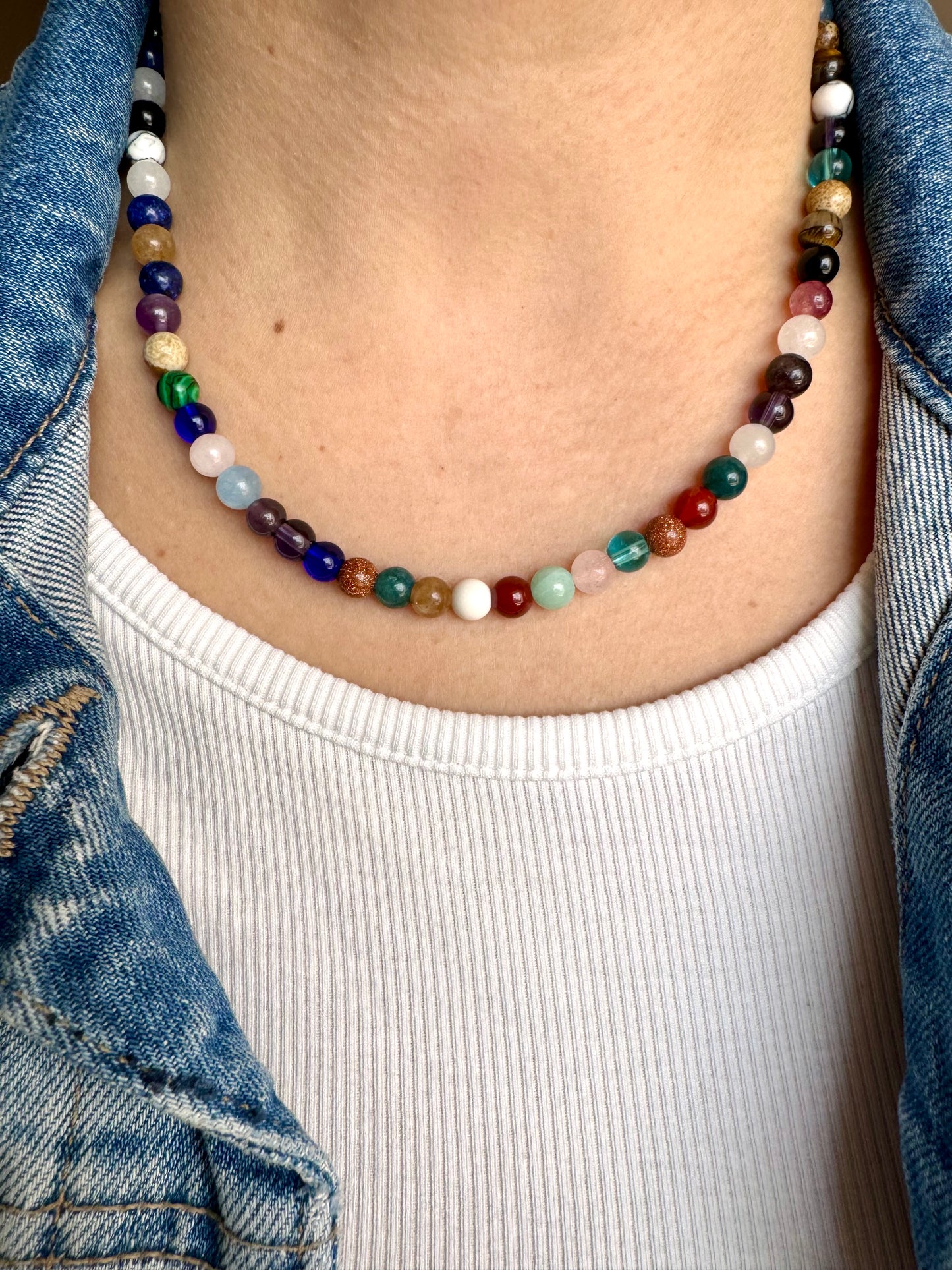 Bunte Edelstein-Halskette mit 6 mm Perlen & goldenen Details