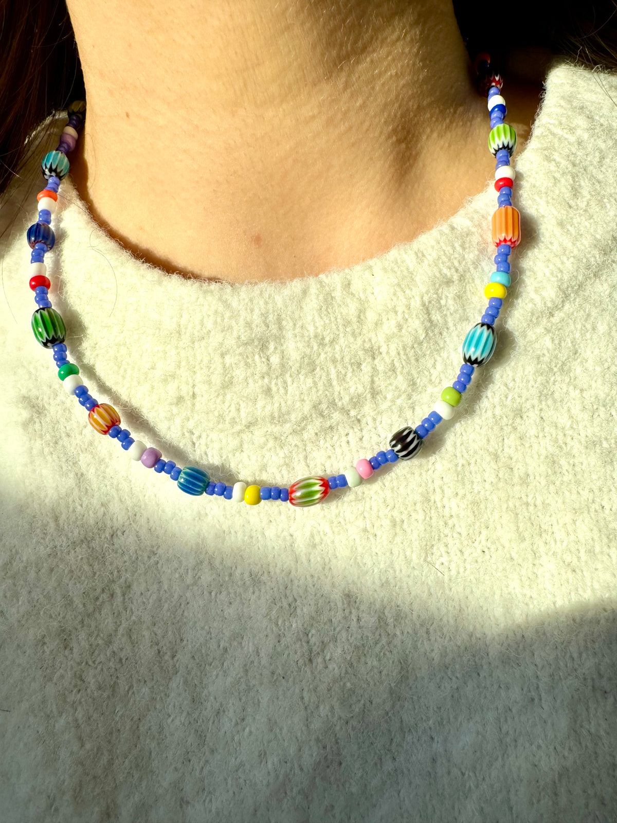 Color Pop – bunte Halskette mit Glasperlen und goldenen Details – Ansicht 3