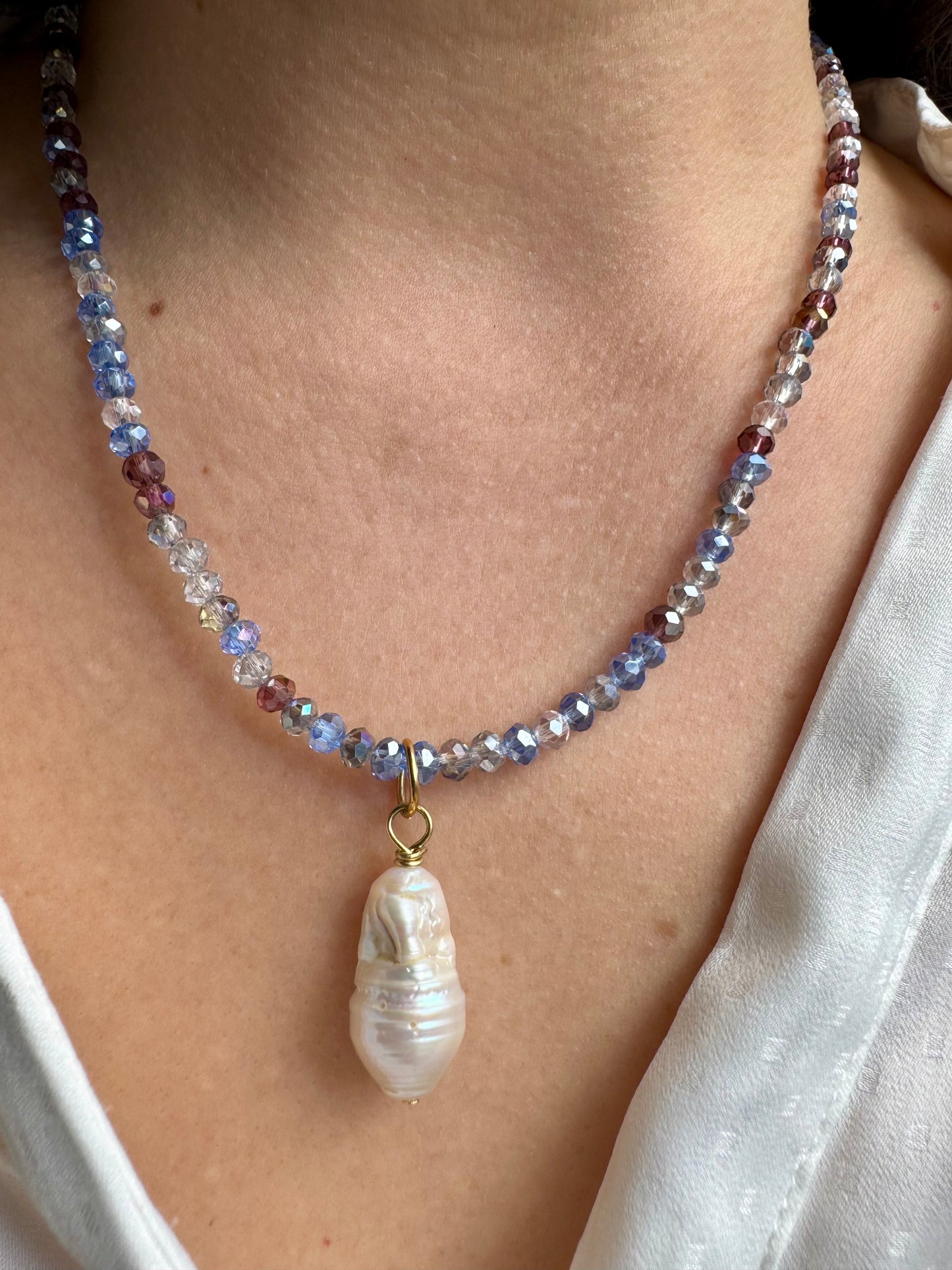 Edelstein-Halskette in Blau & Bordeaux • Facettierte Perlen & Barockperle • 18k vergoldet