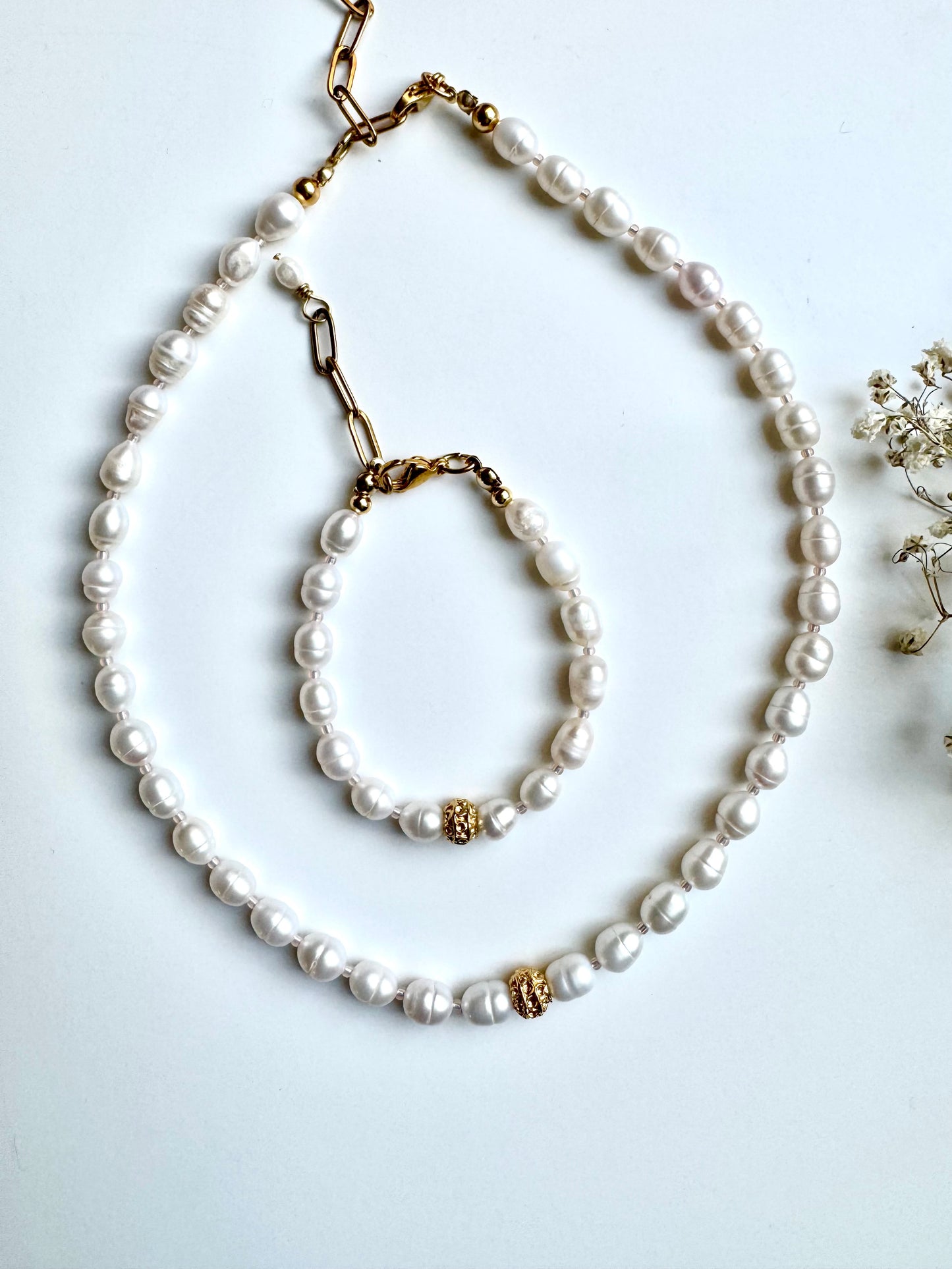 Perlenarmband mit Süßwasserperlen & goldener Akzentperle