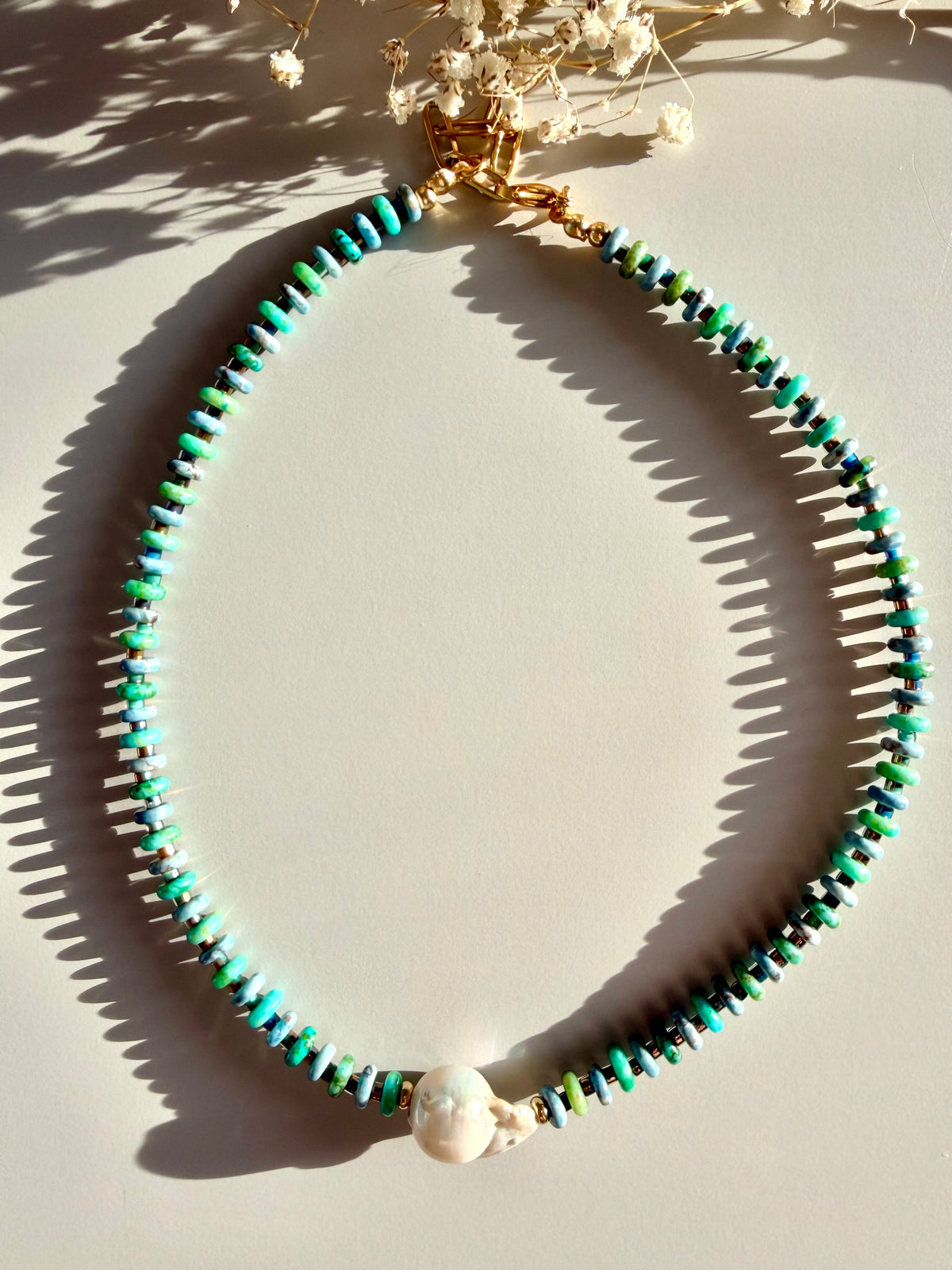 Lagoon Pearl – vergoldete Edelstein-Halskette mit Süßwasserperle
