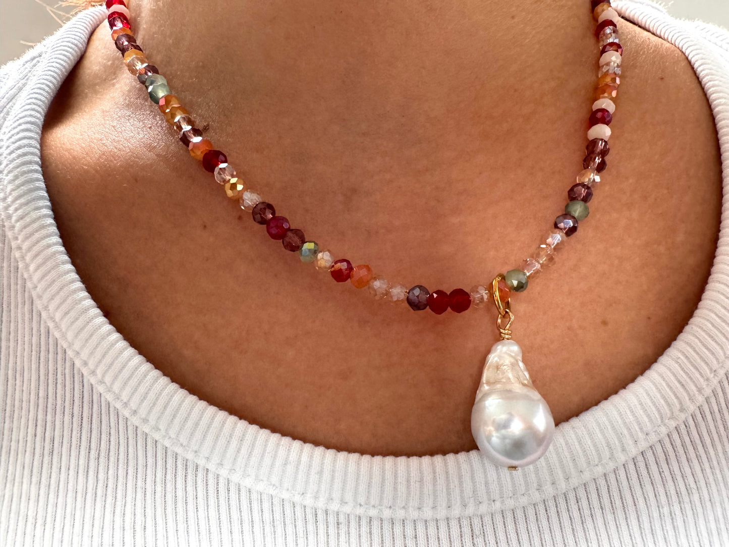 Facettierte Edelstein-Halskette mit Barockperle & goldenen Details