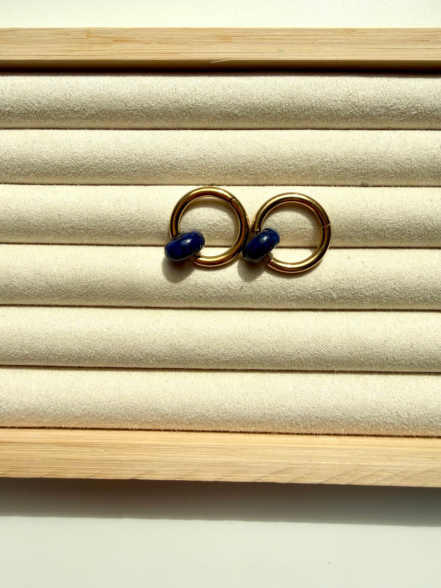 Mini Stone Circle – Ohrringe mit Donut Edelstein-Anhängern & Edelstahl 18k vergoldet