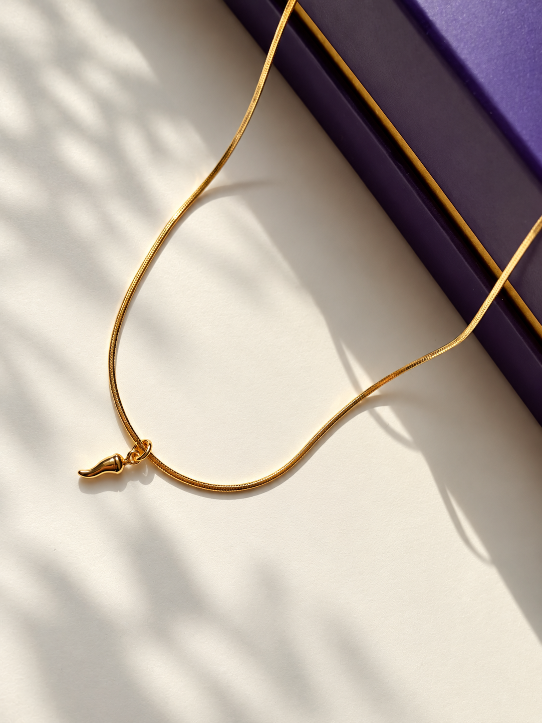 Charm Snake – vergoldete Schlangenkette mit Anhänger