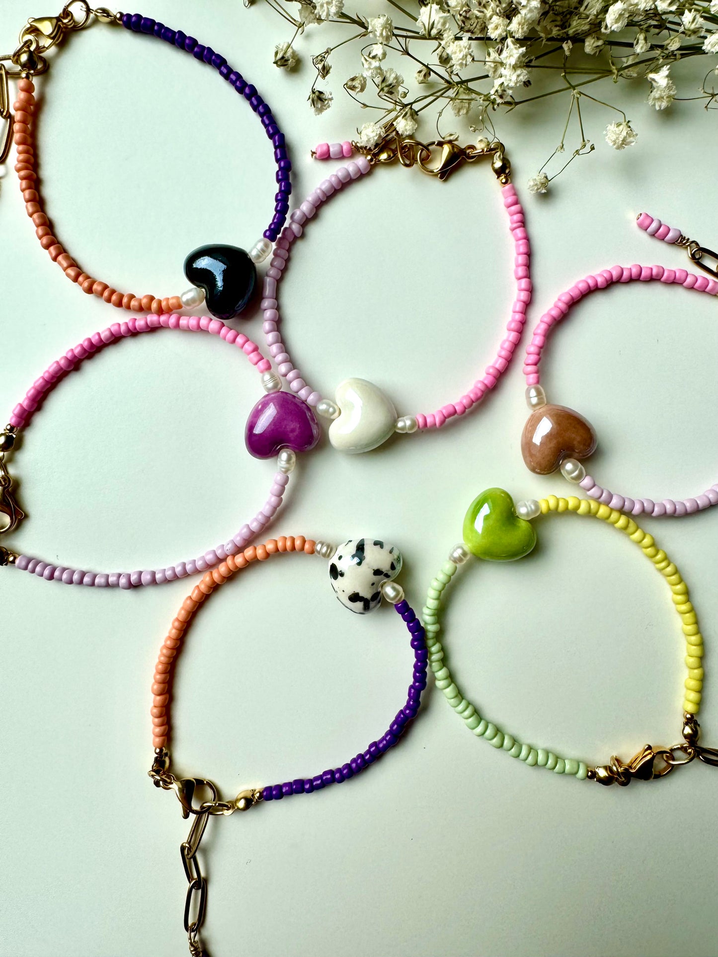 Rosa Miyuki-Perlenarmband mit Keramikherz & Süßwasserperlen – handgefertigt