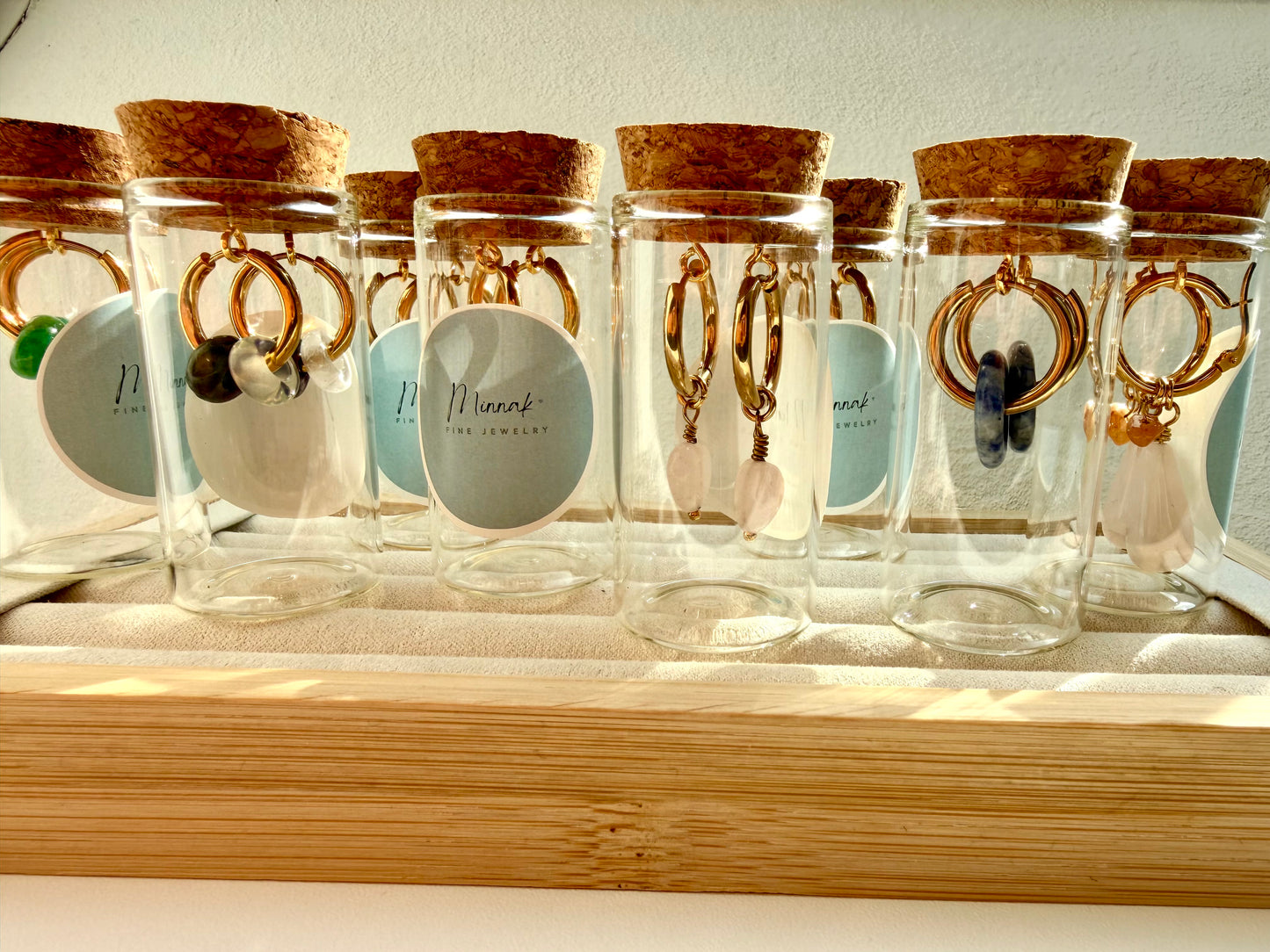 Perla Flow – Creolen mit Süßwasserperlen & goldenen Details – handgefertigt