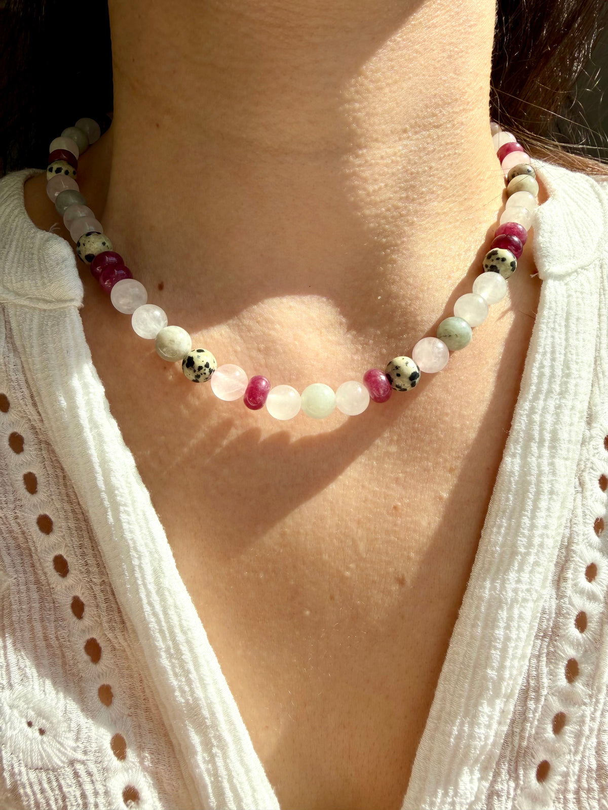 Berry Bloom – Edelstein Halskette in Rosé- und Beerentönen – Ansicht 3