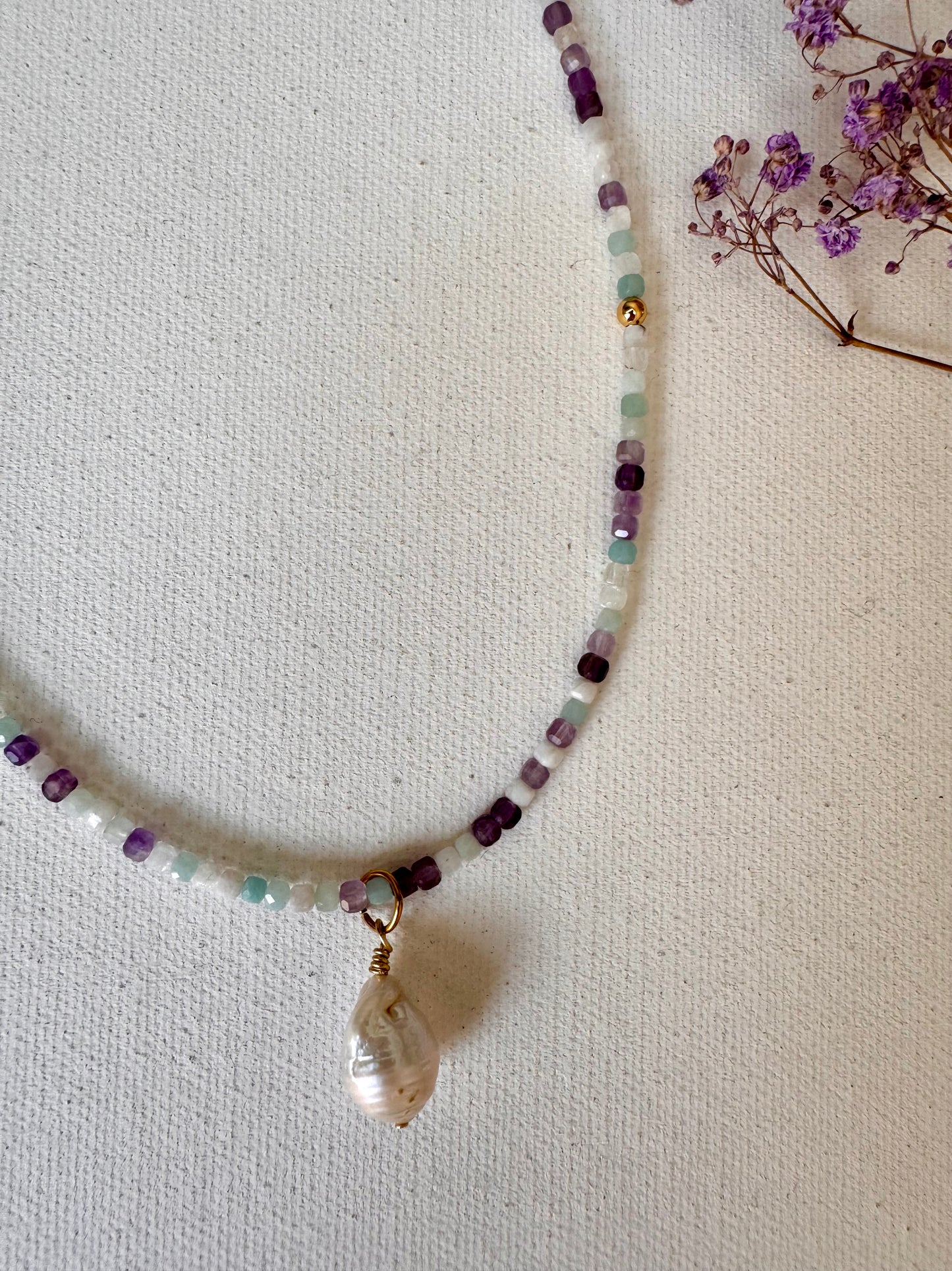Pastellfarbene Edelstein-Kette mit Barockperle