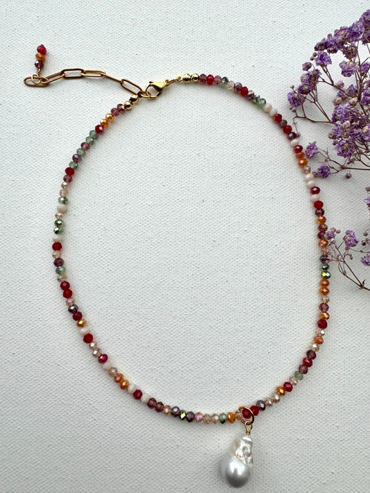 Facettierte Edelstein-Halskette mit Barockperle & goldenen Details