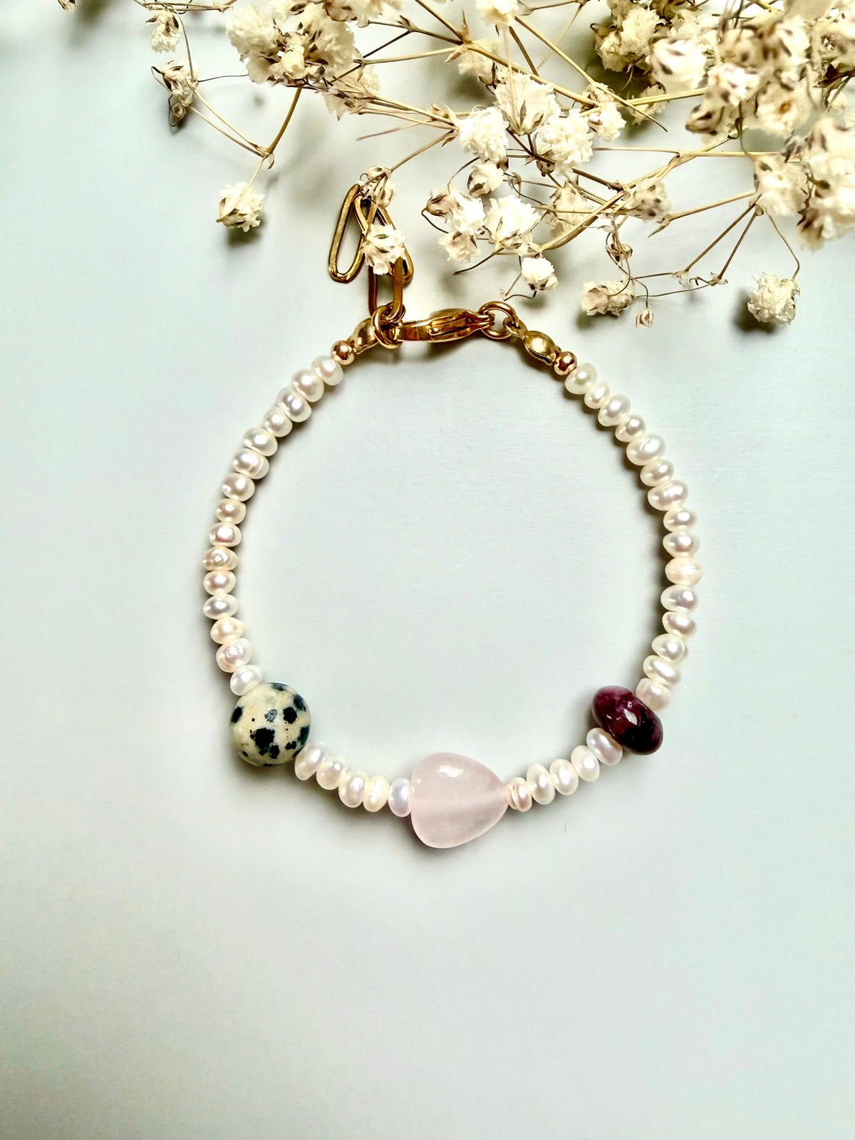 Rosé Whisper – vergoldetes Armband mit Süßwasserperlen, Rosenquarz und Dalmatiner Jaspis