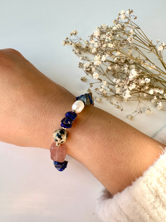Midnight Bloom – Edelstein Armband mit Lapislazuli, Rosenquarz & Süßwasserperlen – handgefertigt
