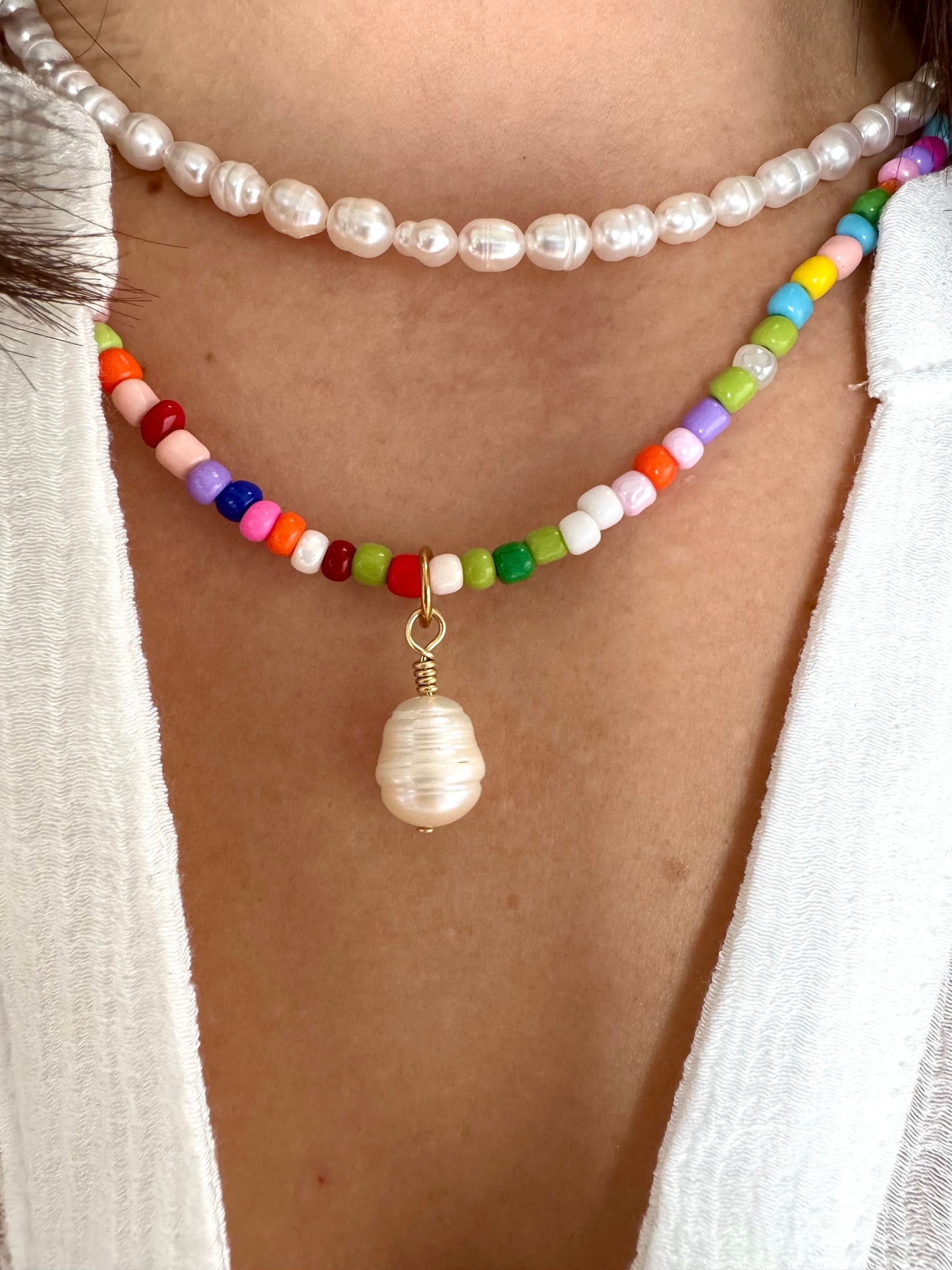 Bunte Miyuki-Perlenkette mit Barockperlen-Anhänger & 18 k Vergoldung