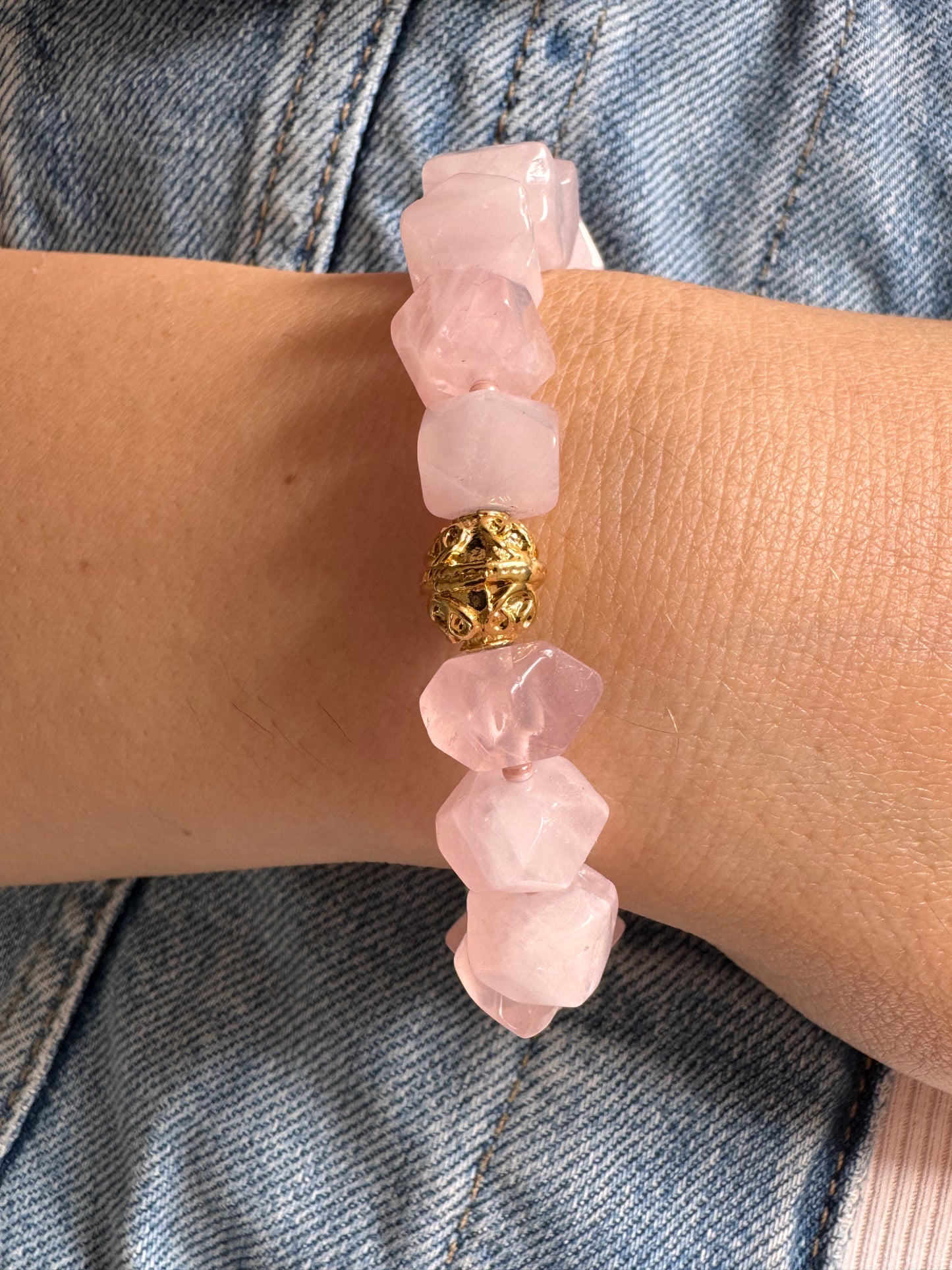 Rosenquarz-Armband • Facettierte Edelsteinperlen • Goldene Akzentperle • 18k vergoldet