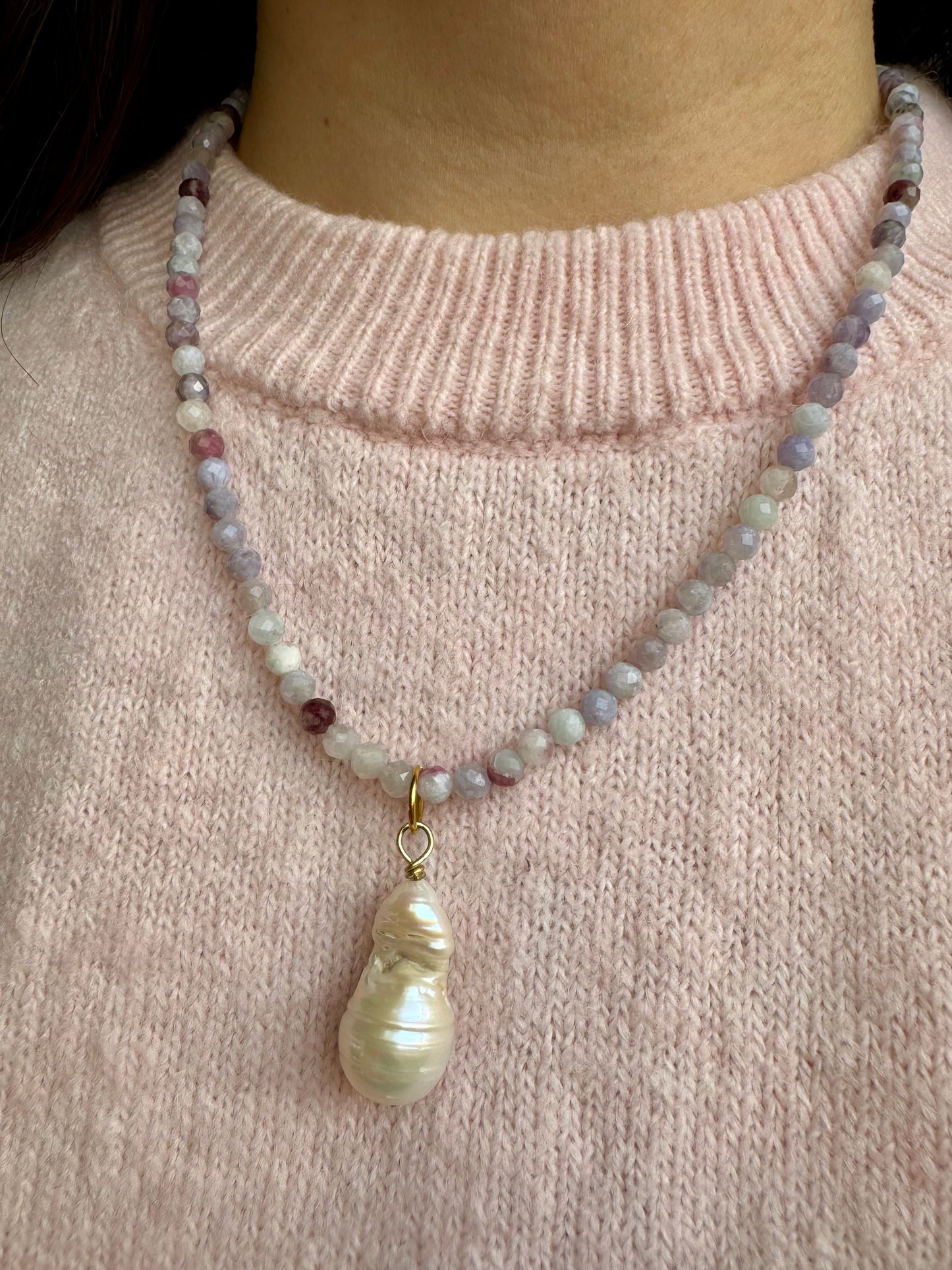 Edelsteinkette in Fliedertönen mit Barockperle