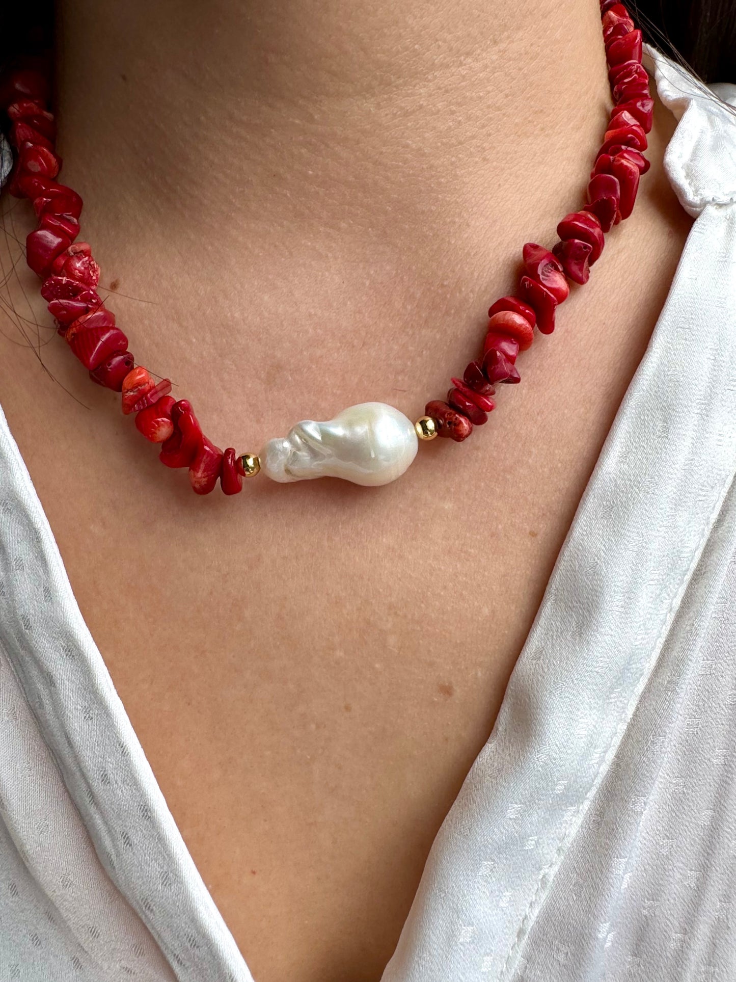 Halskette mit roter Koralle & Barockperle