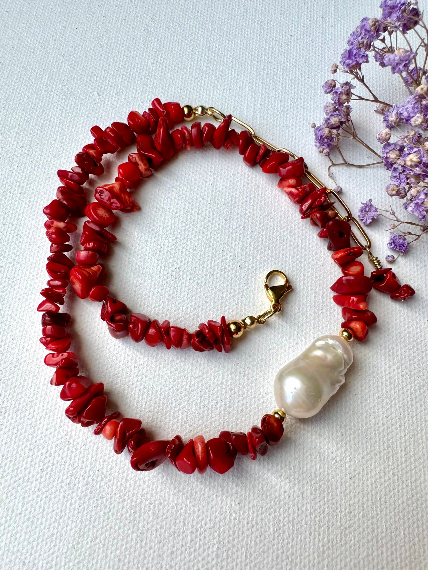 Halskette mit roter Koralle & Barockperle