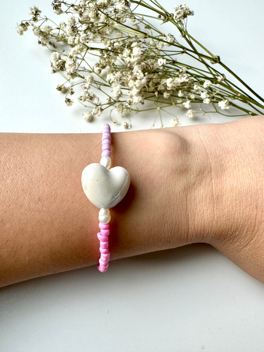 Rosa Miyuki-Perlenarmband mit Keramikherz & Süßwasserperlen – handgefertigt