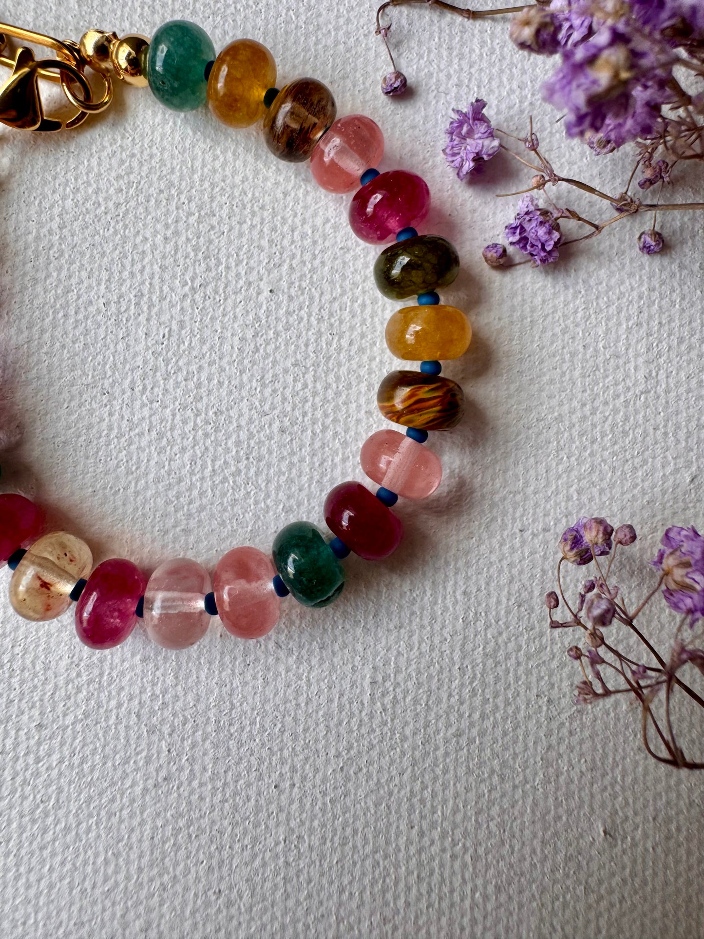 Buntes Turmalin-Armband mit Abakus-förmigen Edelsteinperlen & goldenen Details