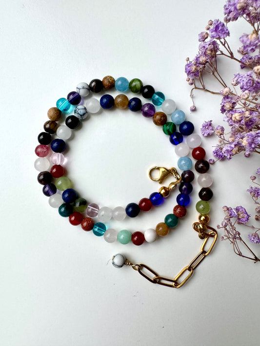 Bunte Edelstein-Halskette mit 6 mm Perlen & goldenen Details