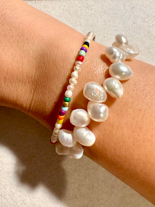Pearl Confetti – Armband mit Süßwasserperlen & bunten Glasperlen – handgefertigt