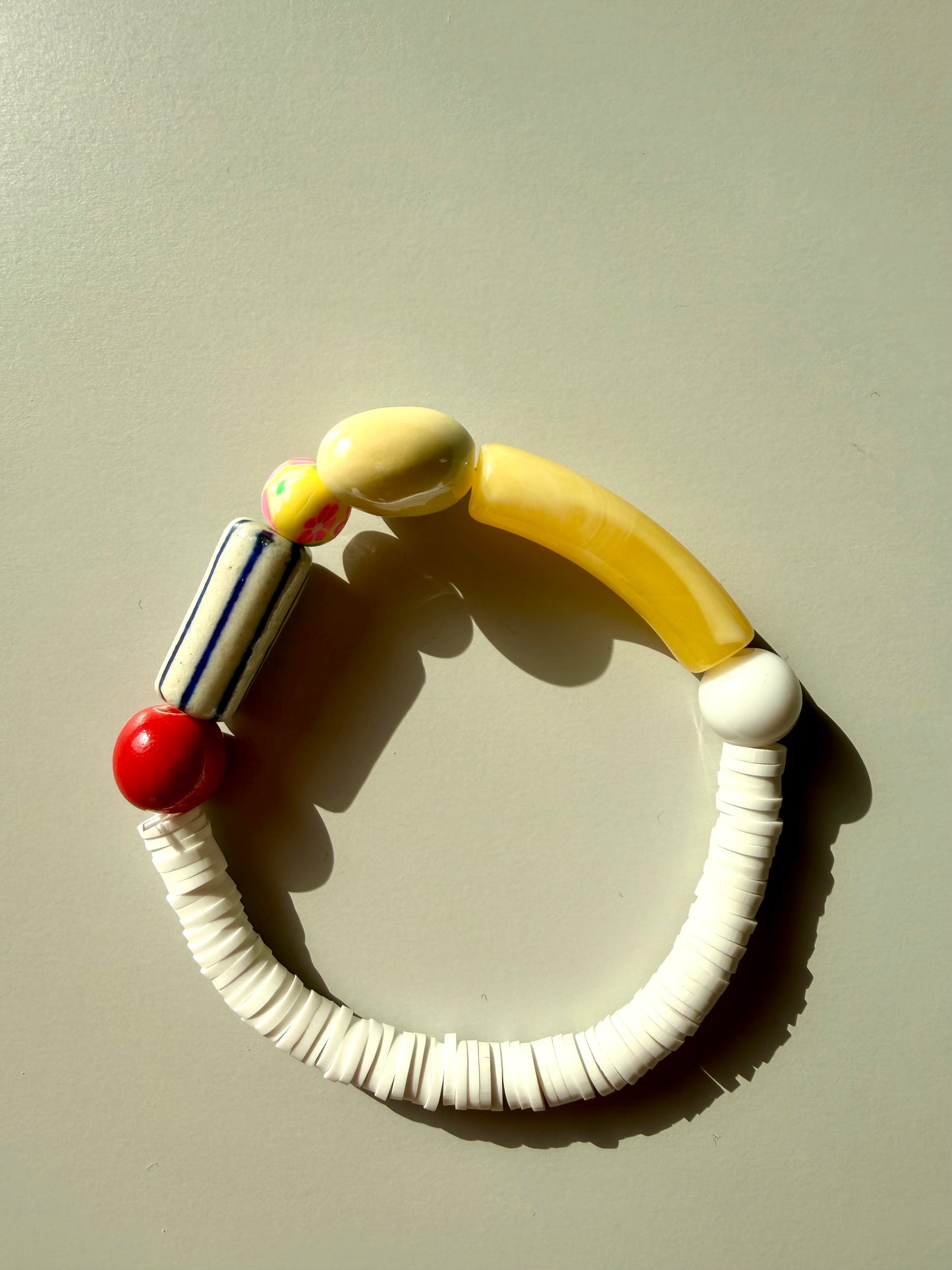 Sunny Pop – Armband mit bunten Keramik- und Acrylperlen – handgefertigt