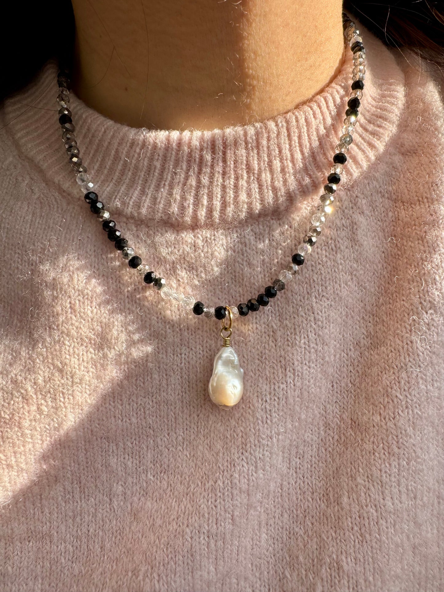 Halskette mit schwarzen & transparenten Edelsteinperlen und Barockperle