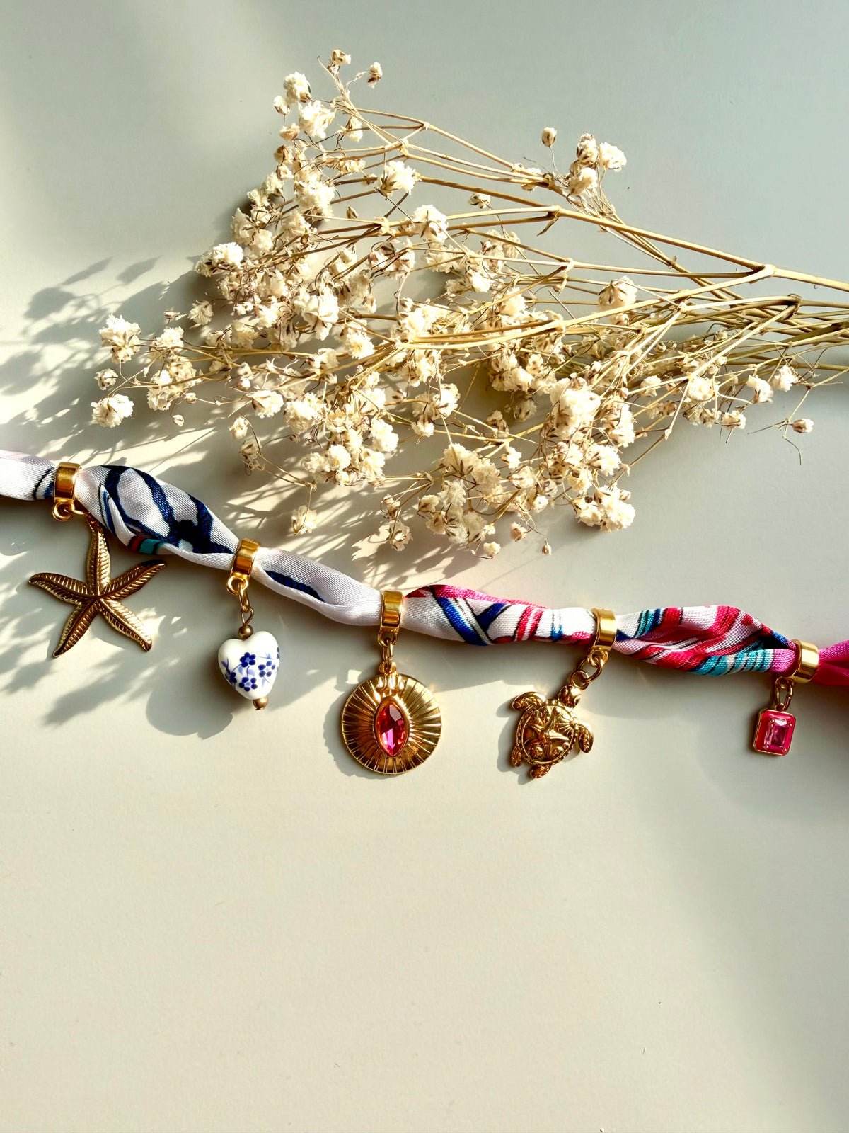 Charm Bandana Pink – bunte Stoff-Halskette mit goldenen Anhängern – Ansicht 3