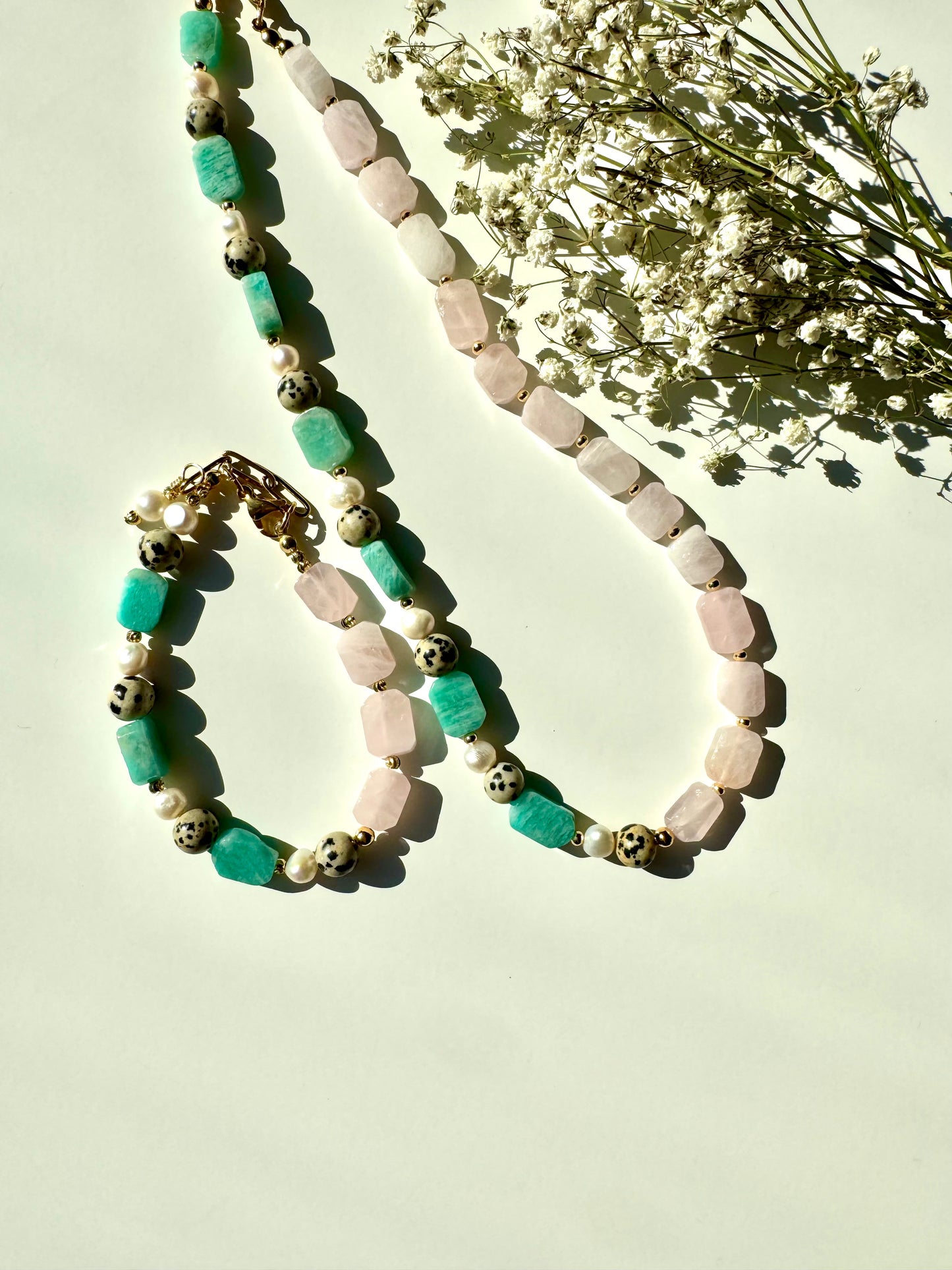 Halskette mit Rosenquarz, Amazonit, Dalmatinerstein & Süßwasserperlen – handgefertigt