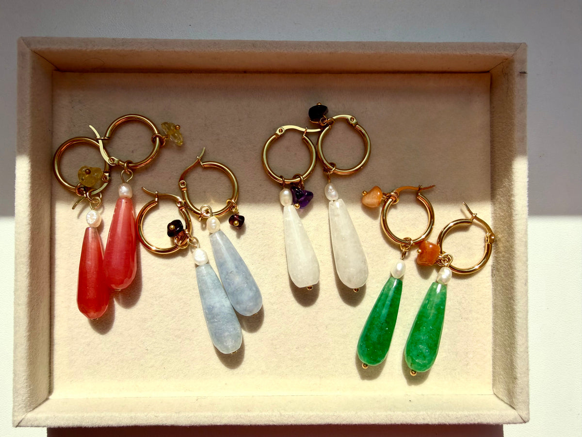 Stone Drip – vergoldete Creolen mit Edelstein-Tropfen und Perlen
