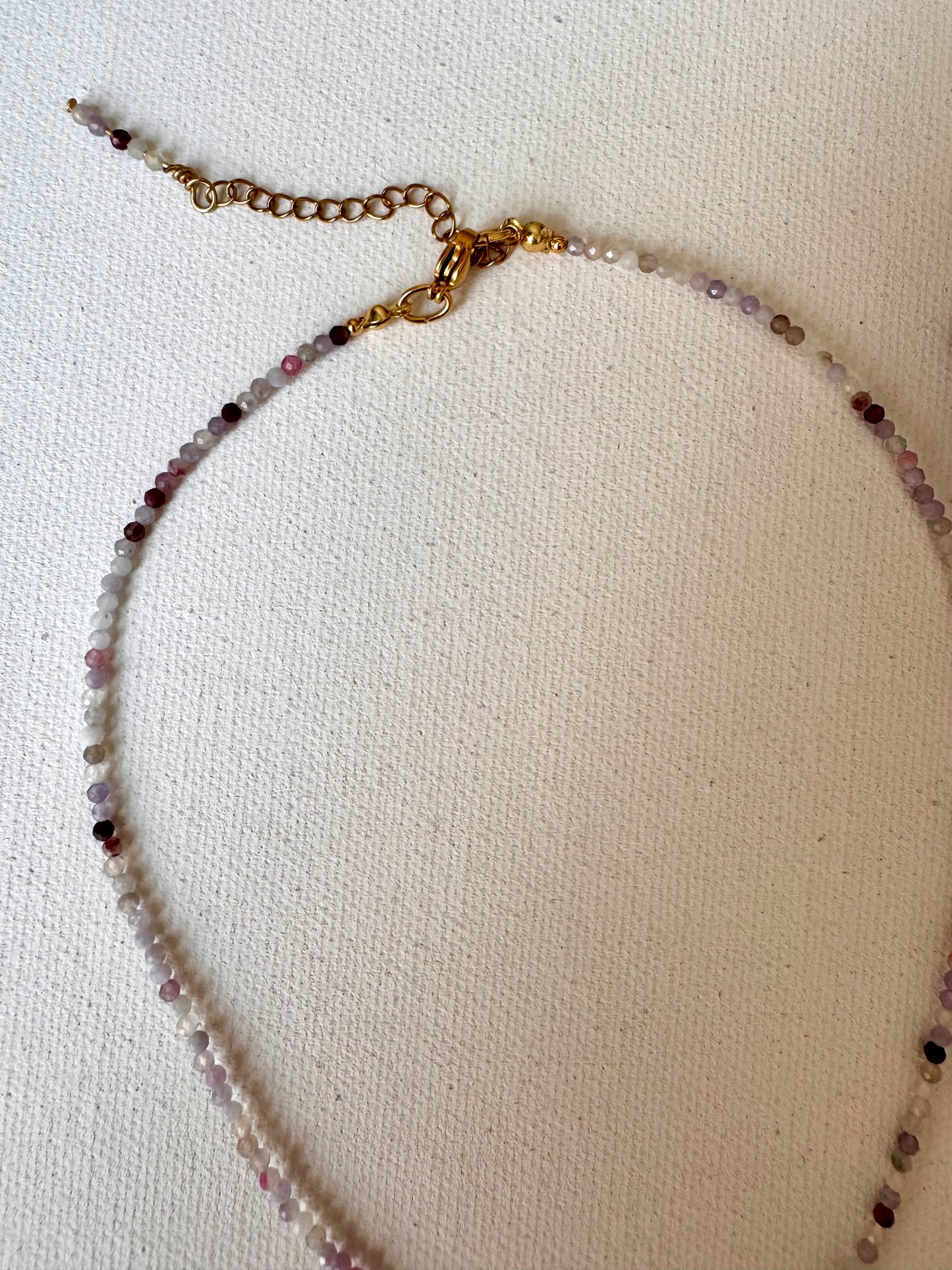 Feine Edelsteinkette mit Barockperle