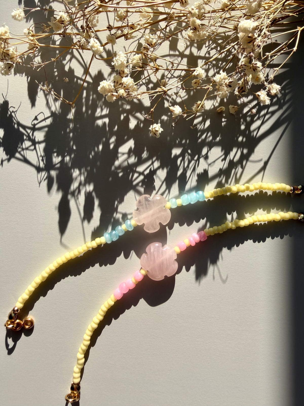 Lemon Bloom – Rosenquarz Armband mit bunten Glasperlen