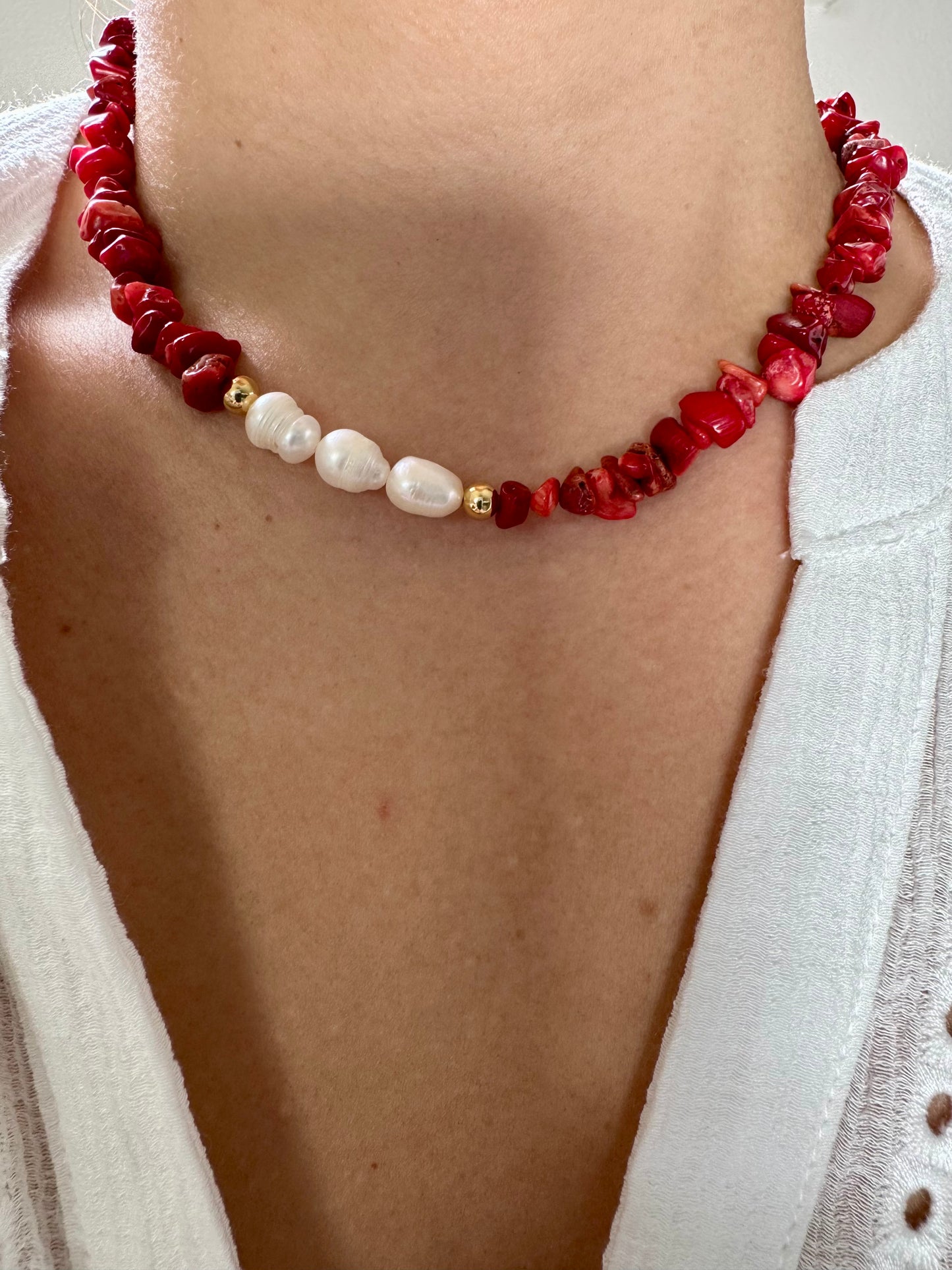 Coral & Pearl Statement Necklace – Halskette mit roten Korallenstücken und Süßwasserperlen