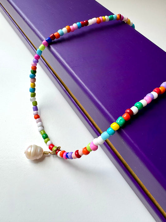 Bunte Miyuki-Perlenkette mit Barockperlen-Anhänger & 18 k Vergoldung
