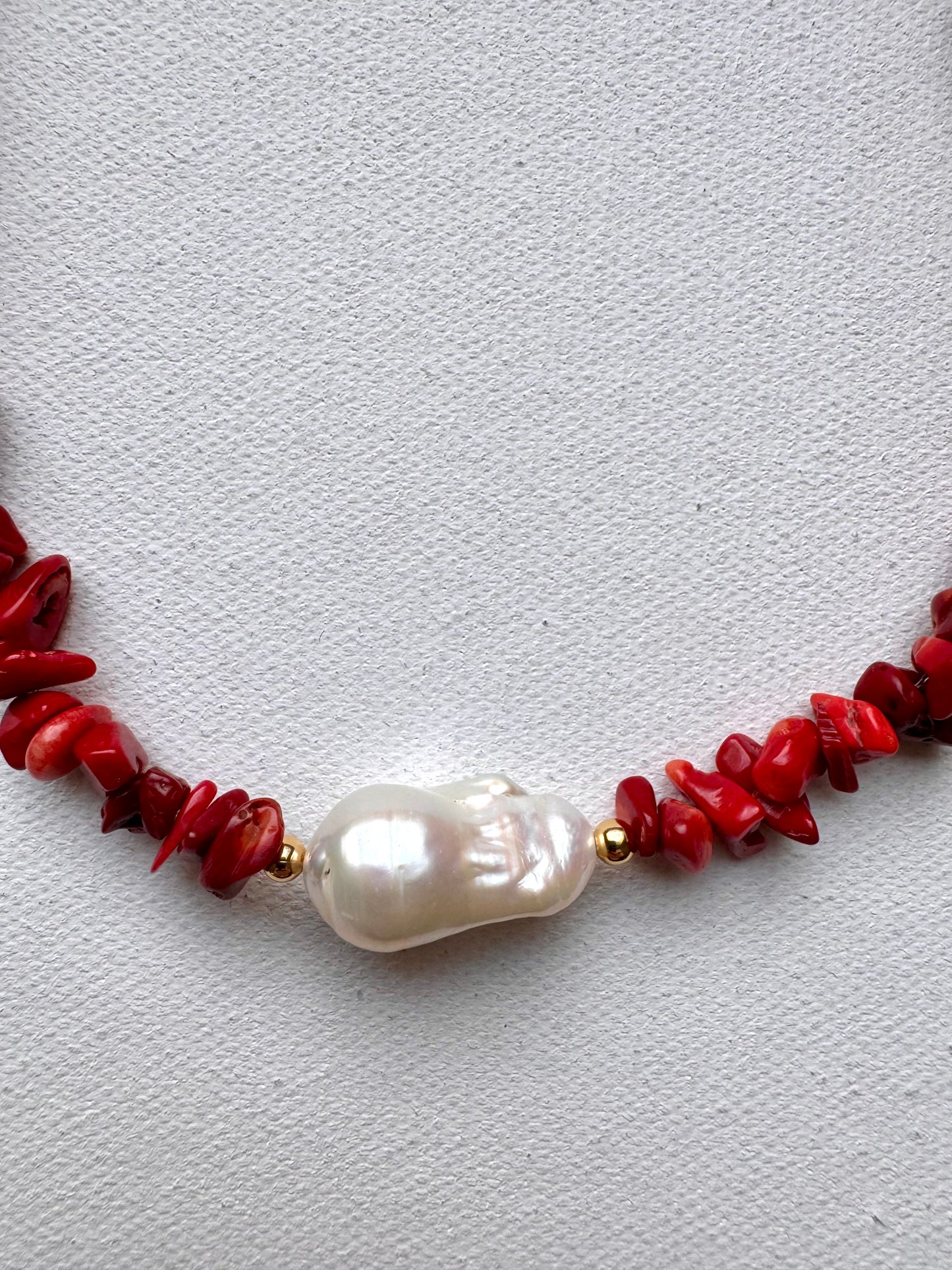 Halskette mit roter Koralle & Barockperle