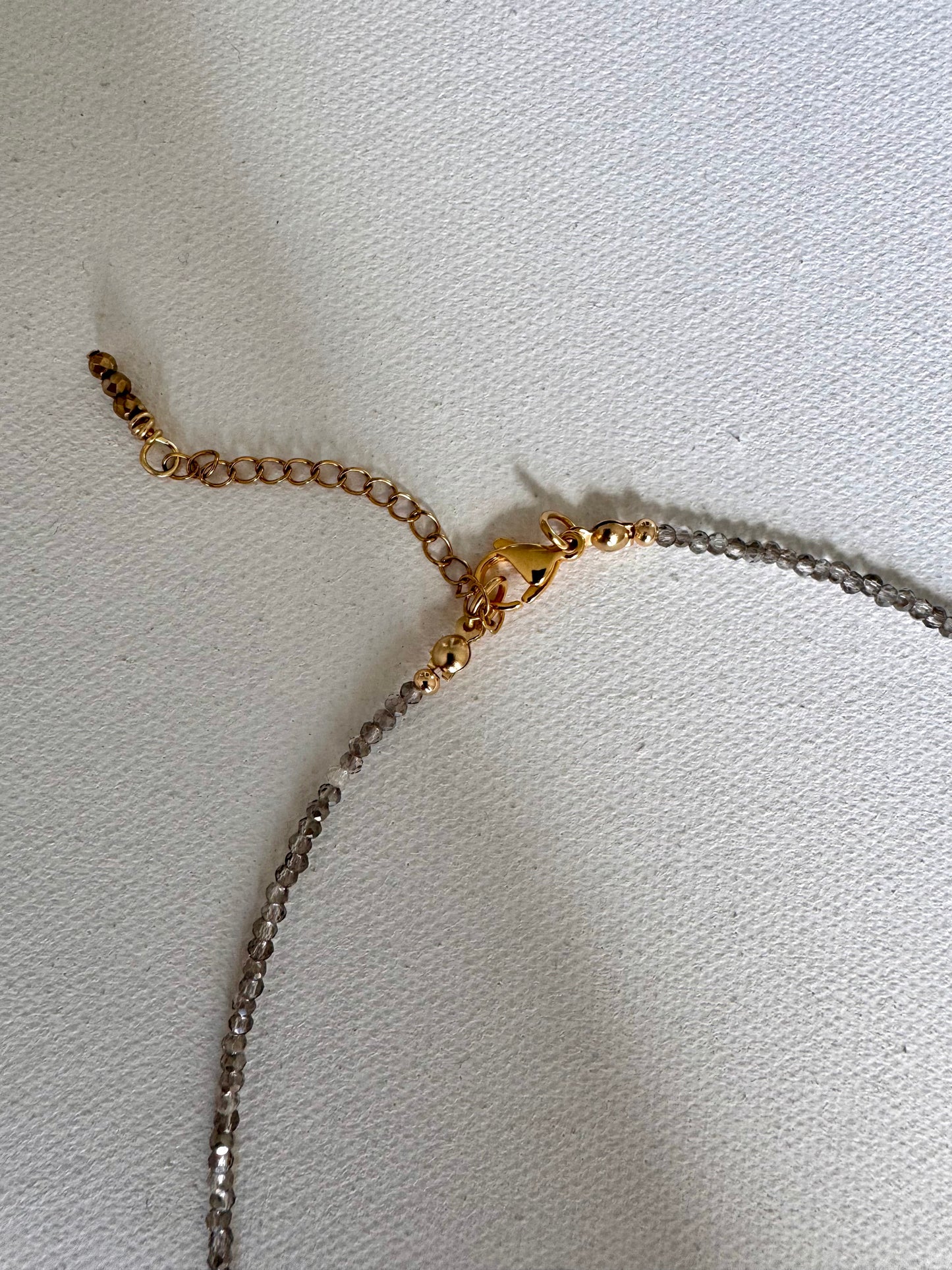 Graue Edelsteinkette mit Barockperle