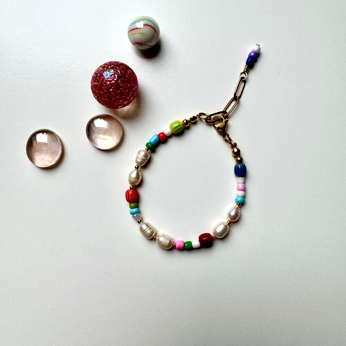 Buntes Perlenarmband mit Süßwasserperlen, Miyuki & Glasperlen