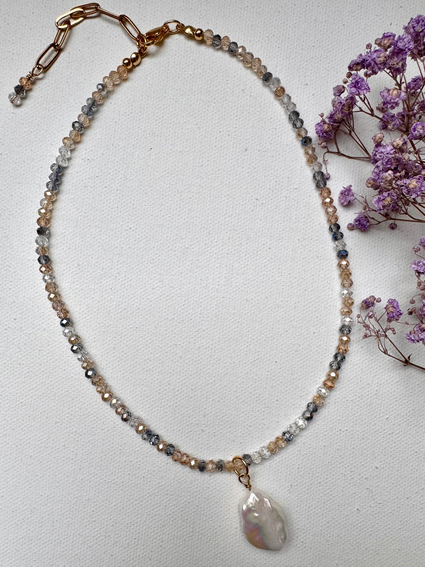 Facettierte Edelstein-Halskette mit Barockperle