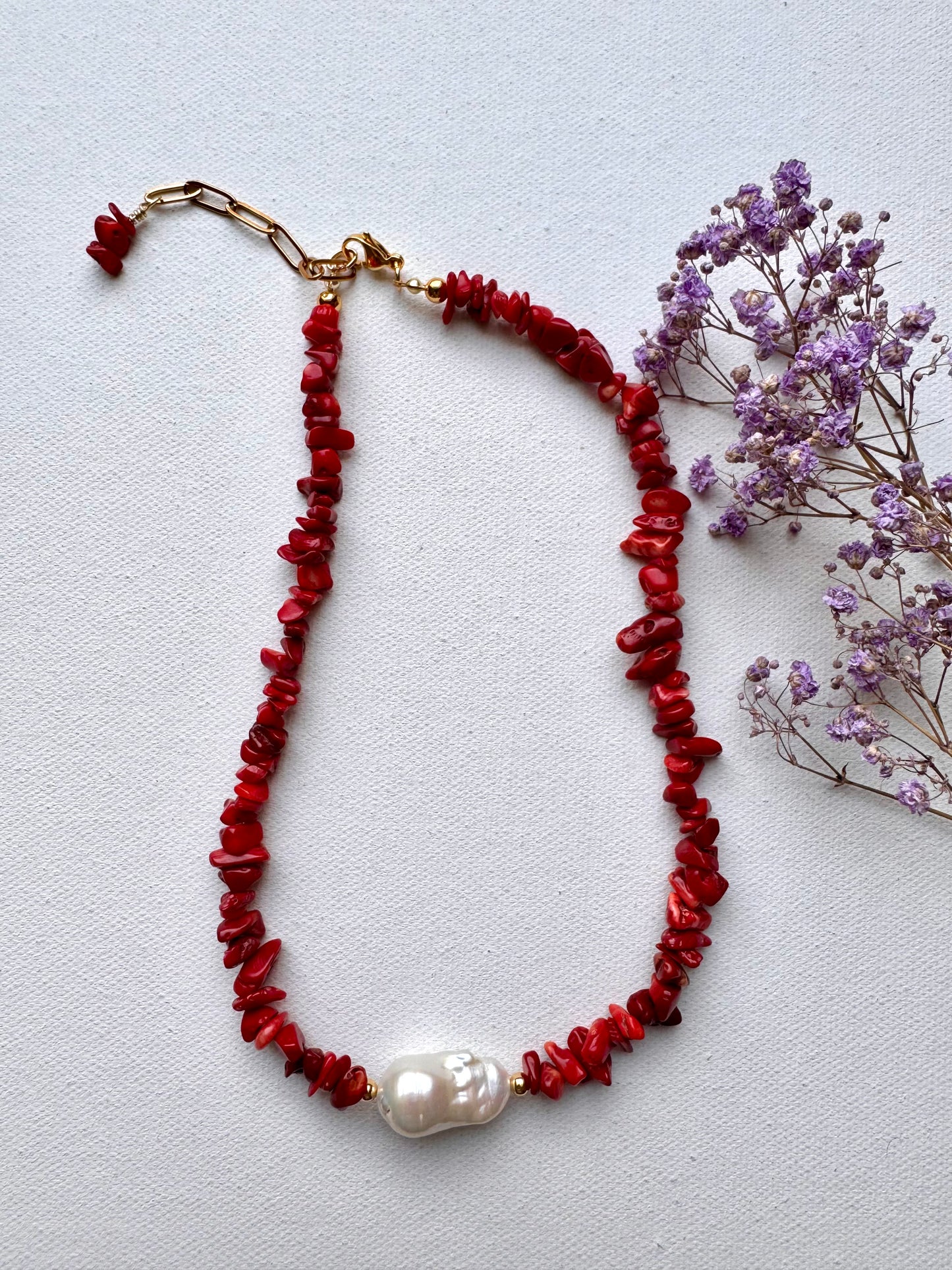 Halskette mit roter Koralle & Barockperle