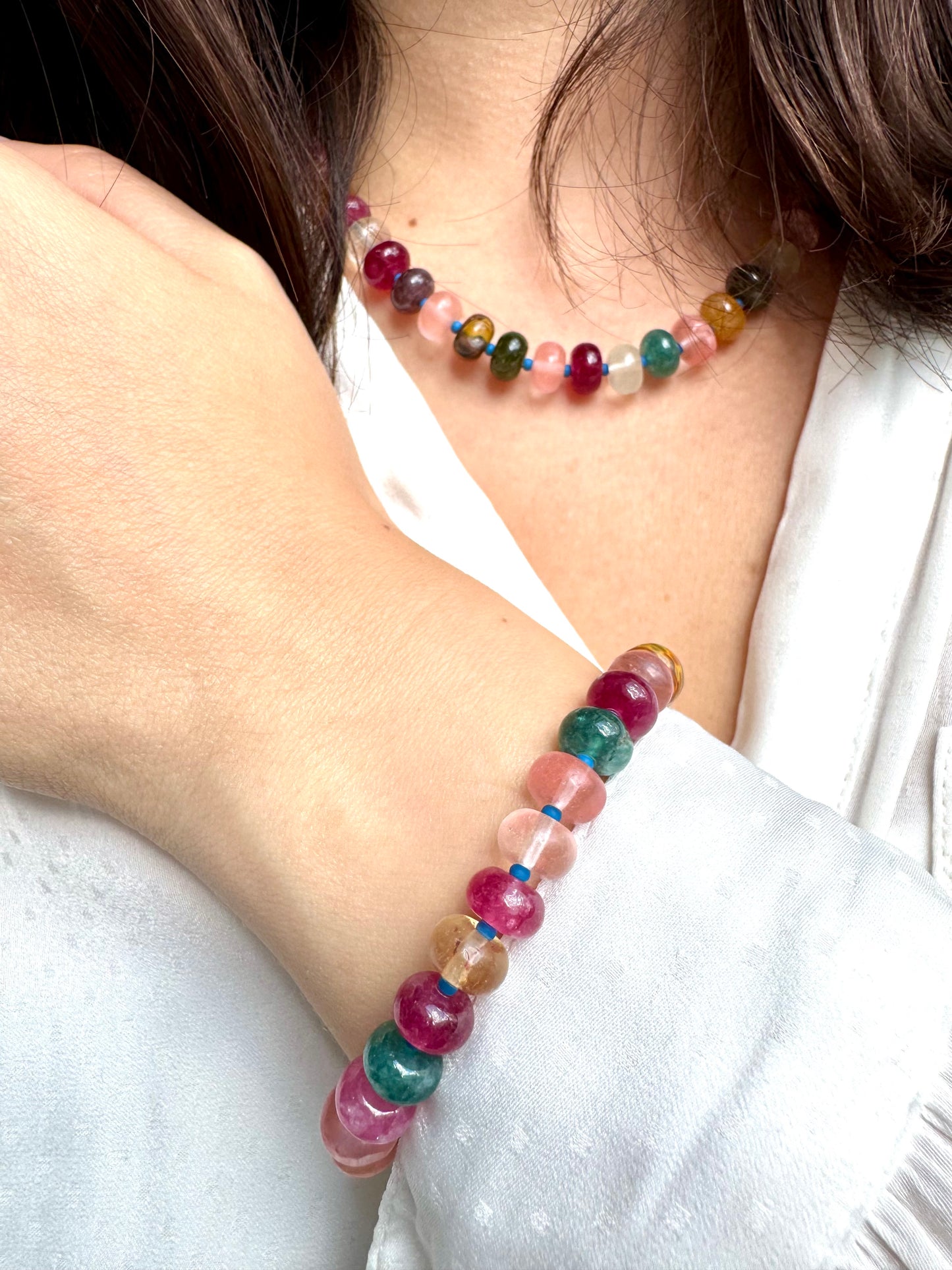 Prisma Bloom – 18 k vergoldetes Edelsteinarmband mit facettiertem Steinmix – handgefertigt