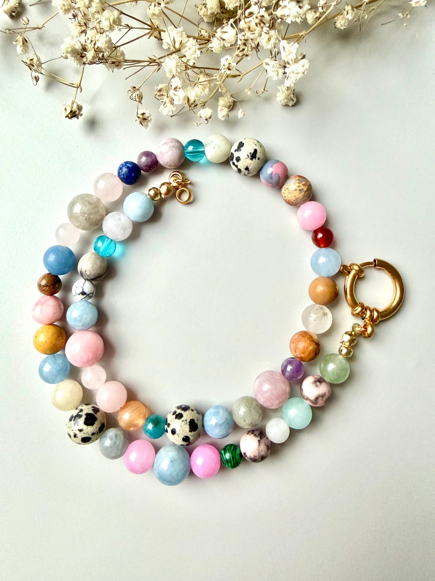 Bonibon – Edelstein Kette mit Dalmatiner Jaspis, Rosenquarz, Amazonit, Amethyst und Achat