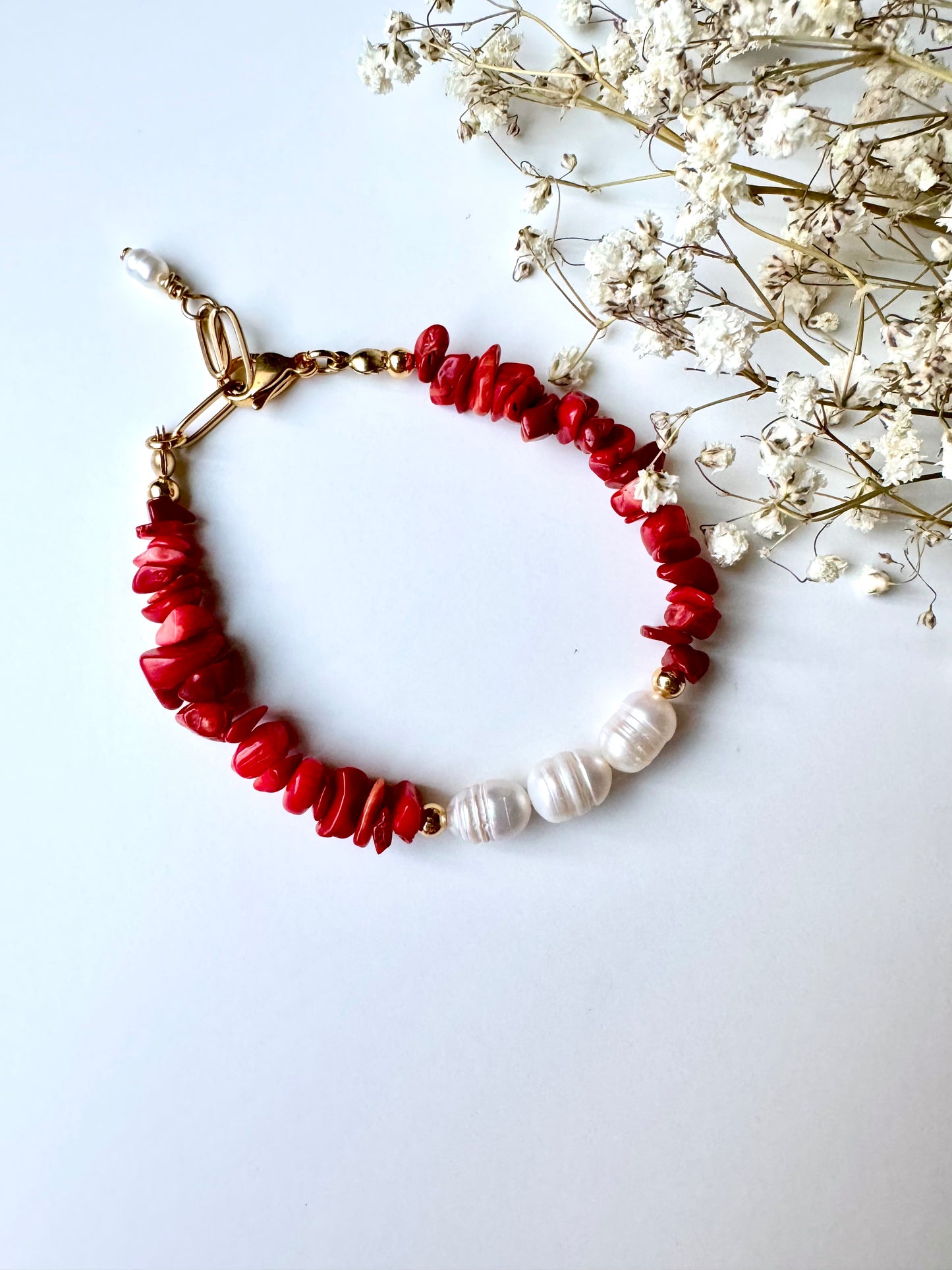 Korallenarmband mit Süßwasserperlen und goldenen Details