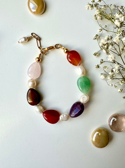 Armband mit Edelstein-Cabochons in Tropfenform & Süßwasserperlen – handgefertigt