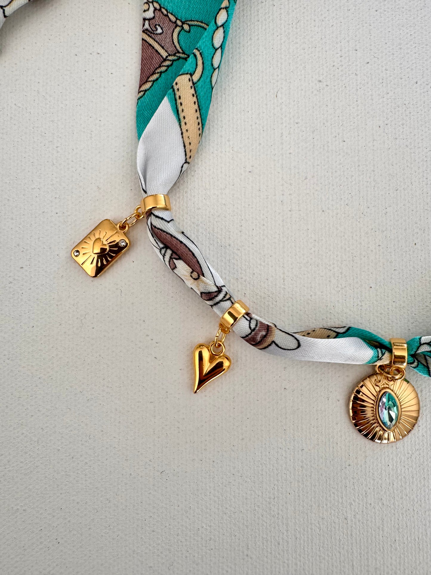 Charm-Bandana mit goldenen Anhängern in Türkis-Braun-Mix • Eyecatcher mit Symbolen & Kristall-Detail