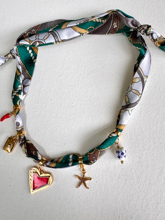 Bandana-Halskette mit Charms aus 18k vergoldetem Edelstahl • Herz-Anhänger, Stern & handbemaltes Porzellanherz