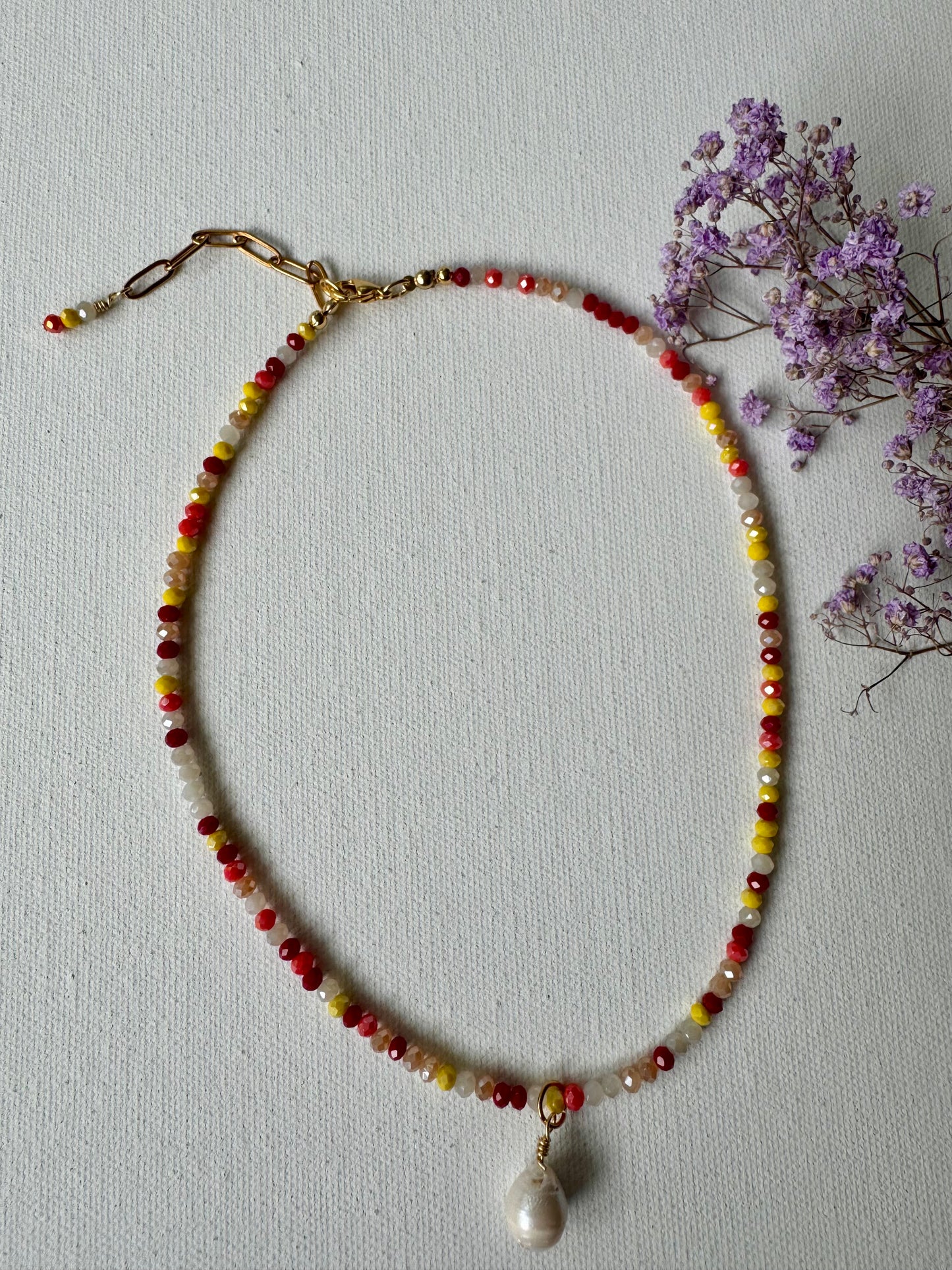 Bunte Edelstein-Halskette • Facettierte Glasperlen & Barockperle • 18k vergoldet