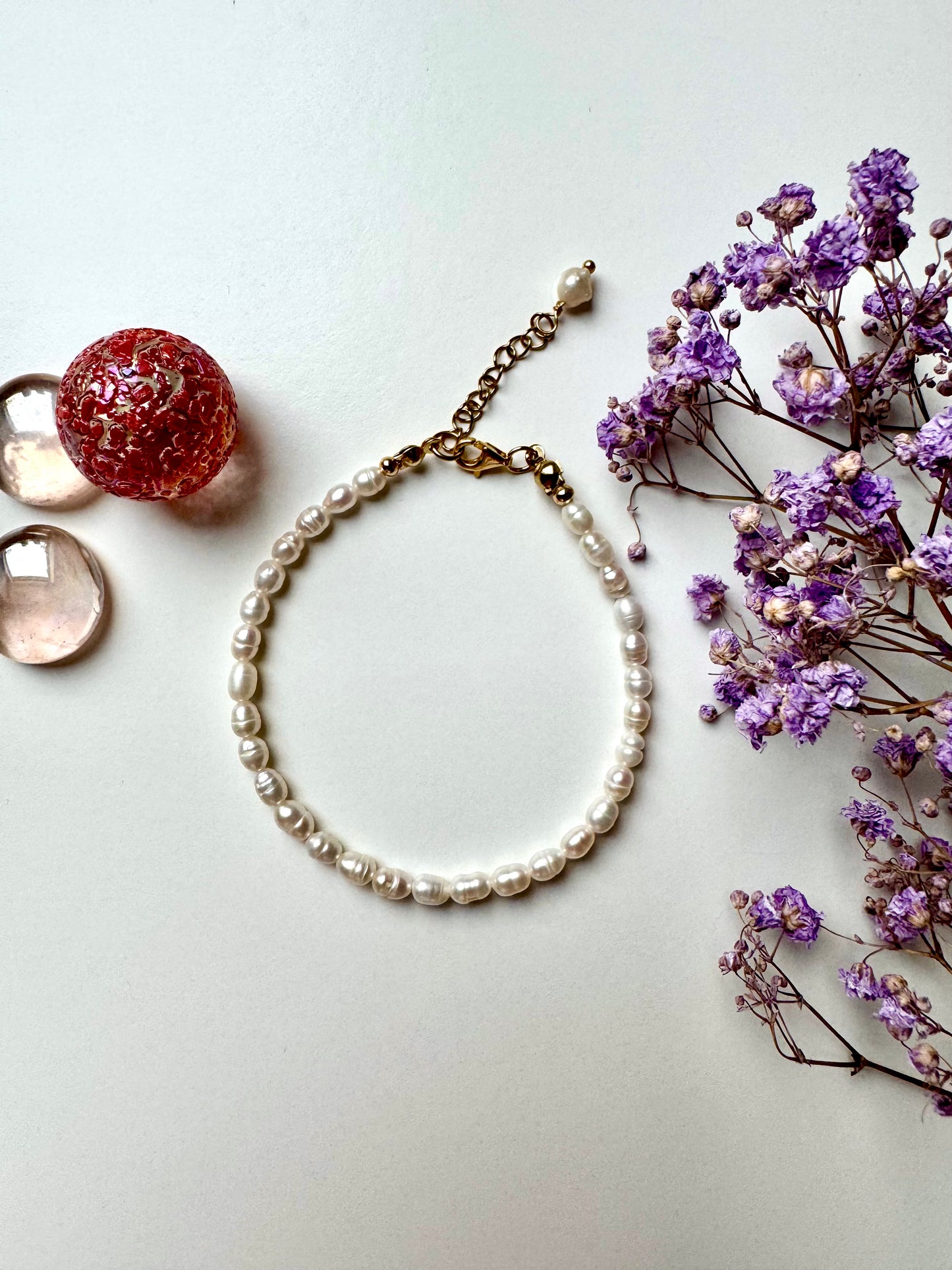 Süßwasserperlen-Armband mit vergoldeten Details