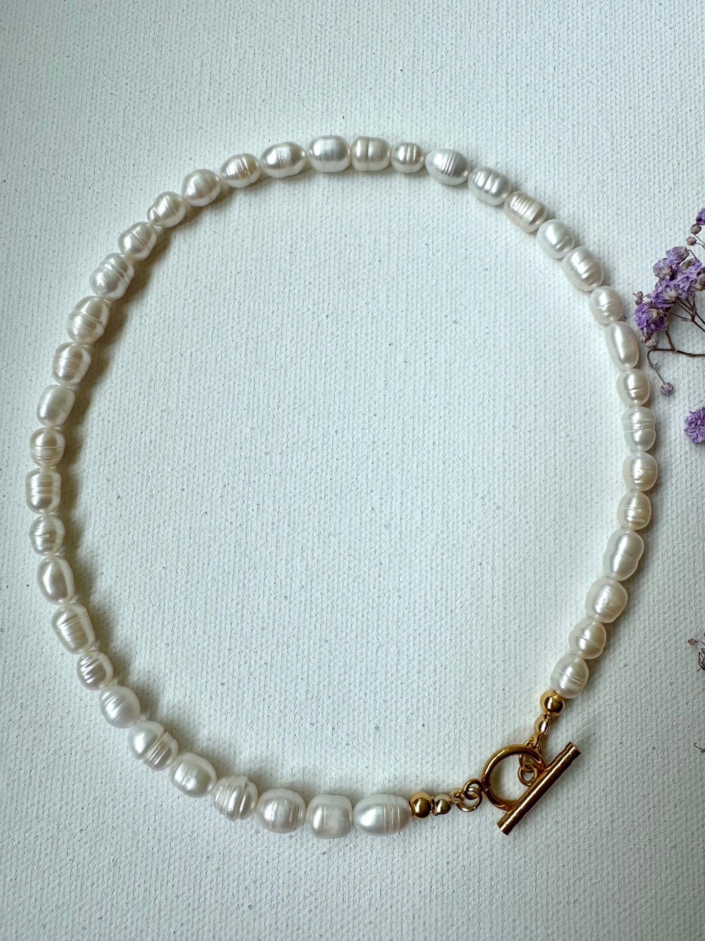 Klassische Perlenkette mit Süßwasserperlen • 18k vergoldeter Knebelverschluss